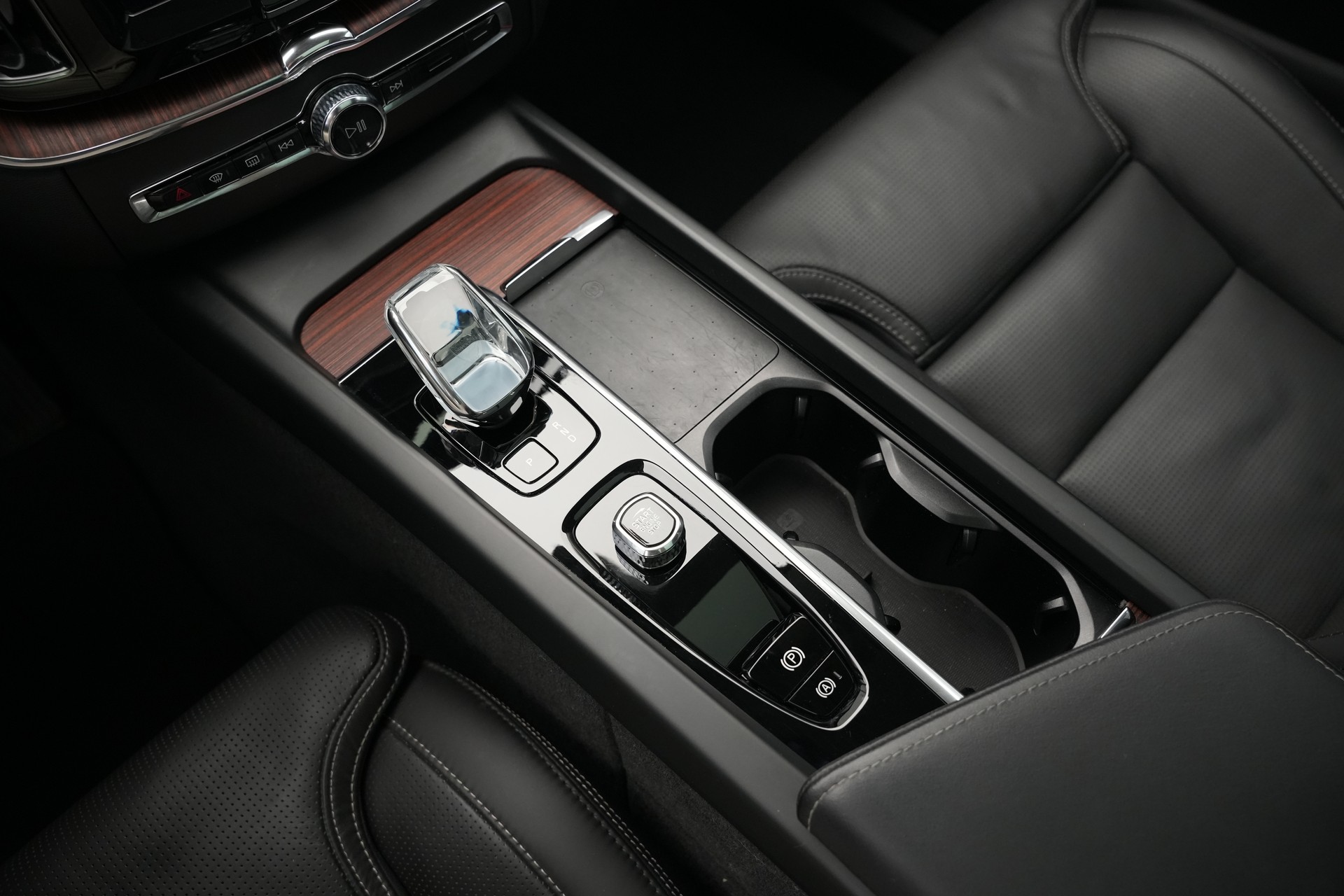 VOLVO XC60 T8 eAWD PluginHybrid Ultimate Dark Geartronic *CH-Fahrzeug*-image-25