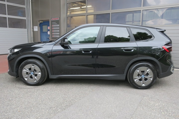 BMW iX1 xDrive 30-image-3