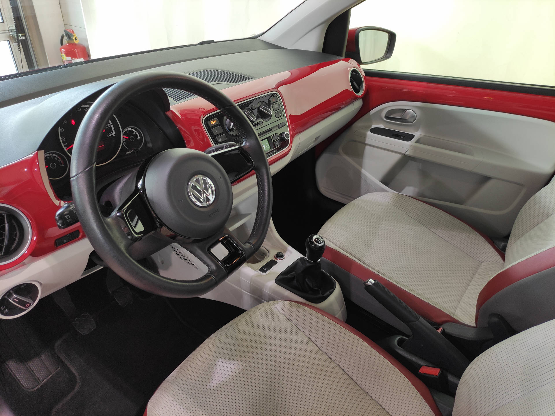 VW Up 1.0 High-showroom-element-3