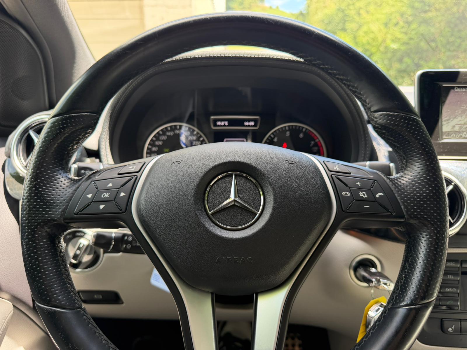 MERCEDES-BENZ B 180 7G-DCT-image-21