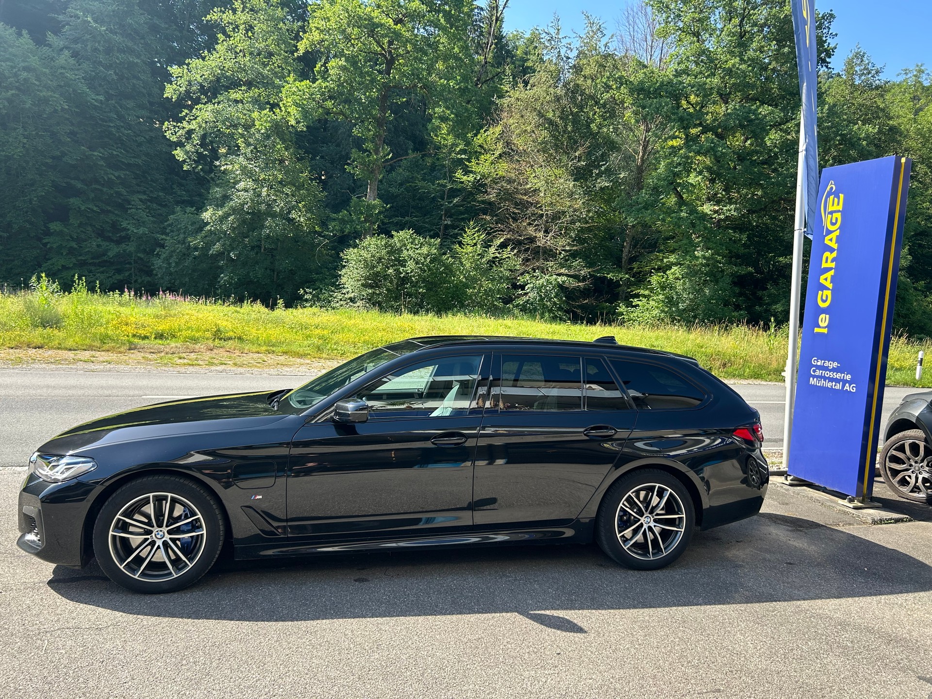 BMW 530e xDrive Touring Pure M Sport Steptronic-image-3