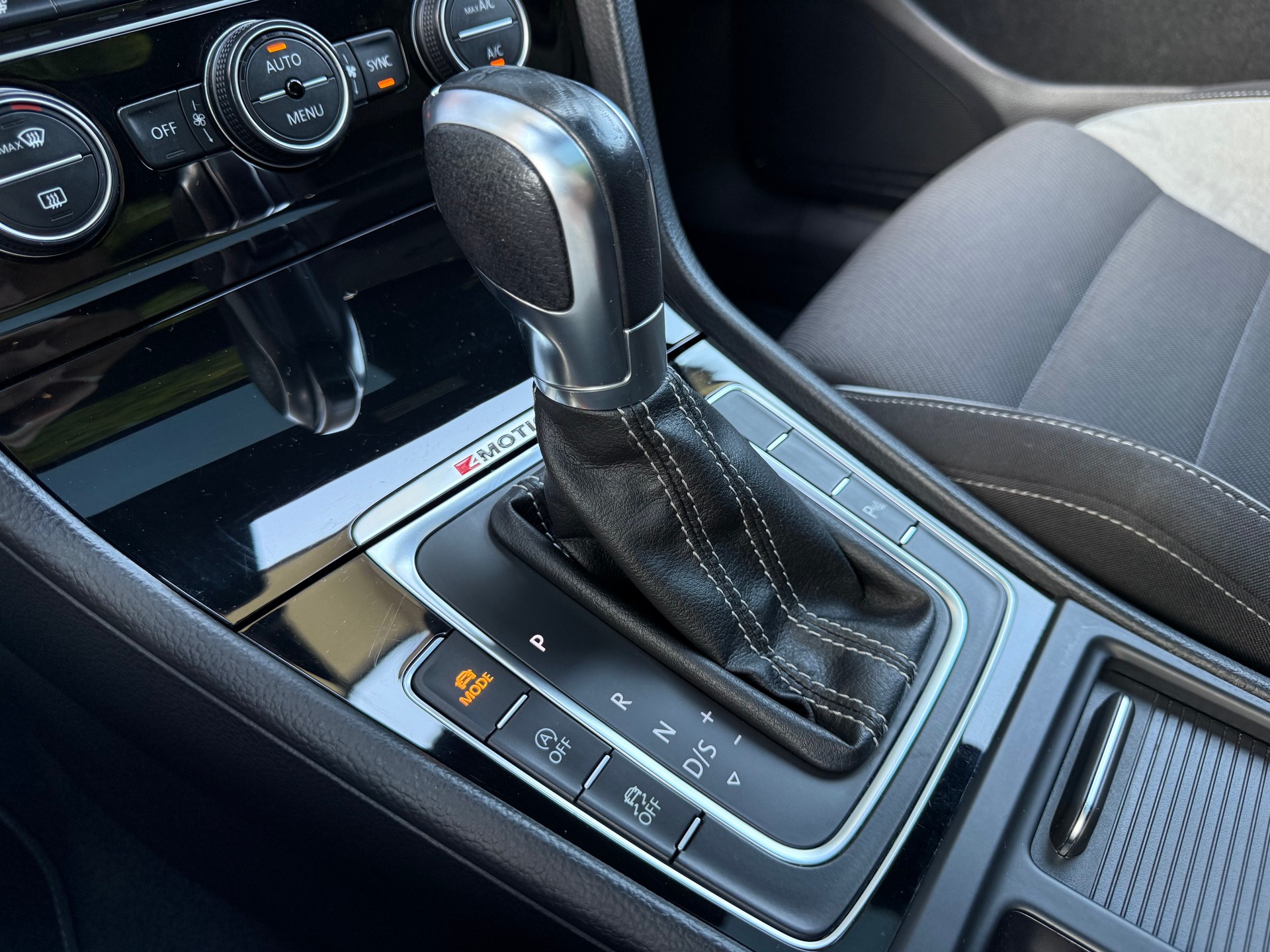 VW Golf Variant 2.0 TSI R 4 Motion DSG-image-8
