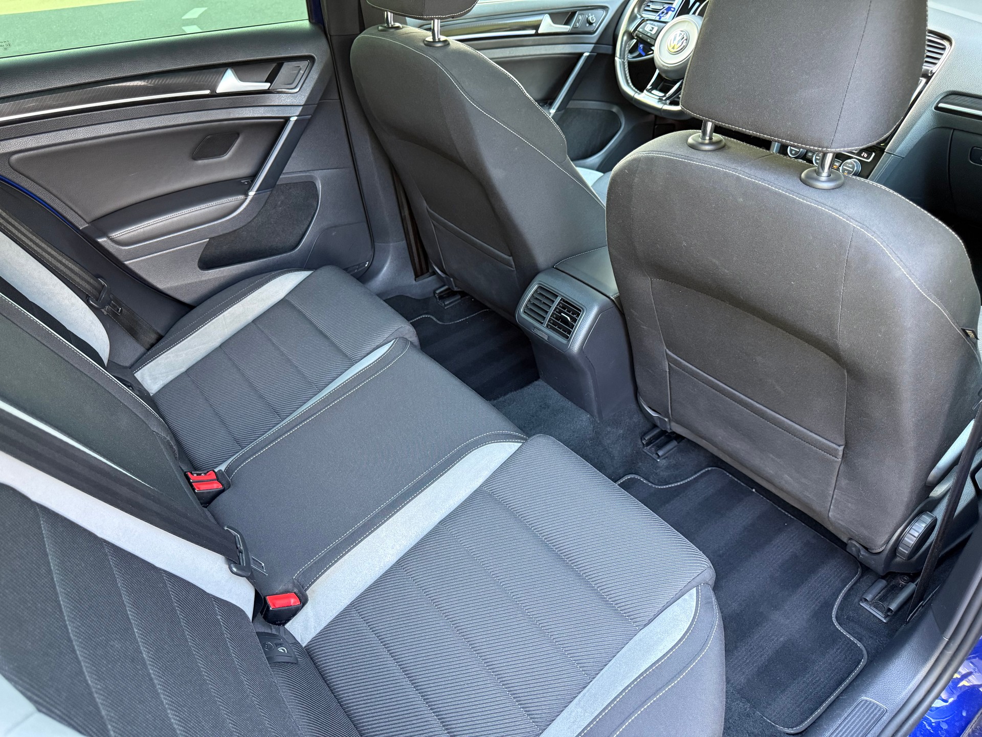 VW Golf Variant 2.0 TSI R 4 Motion DSG-image-16