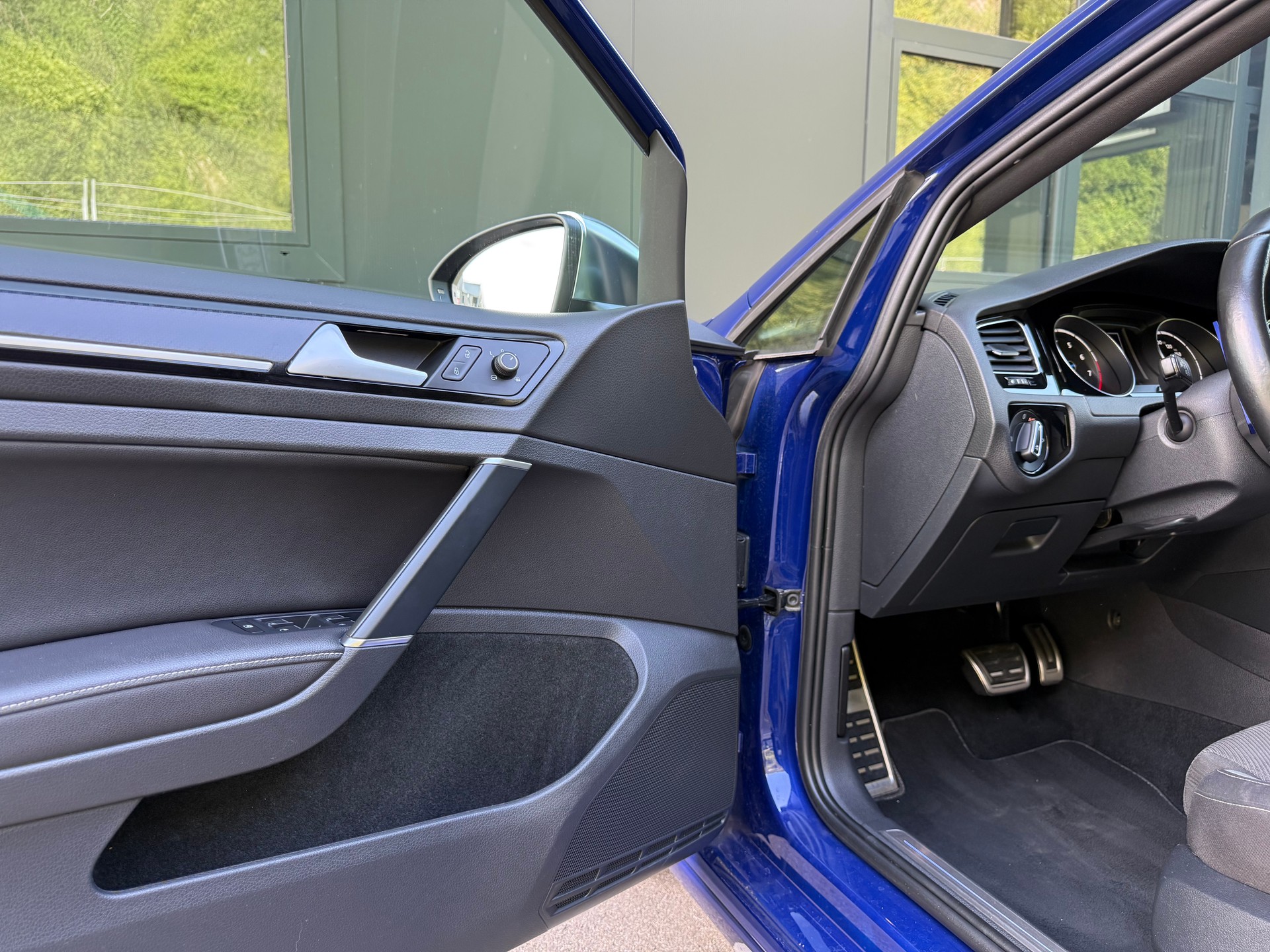 VW Golf Variant 2.0 TSI R 4 Motion DSG-image-11