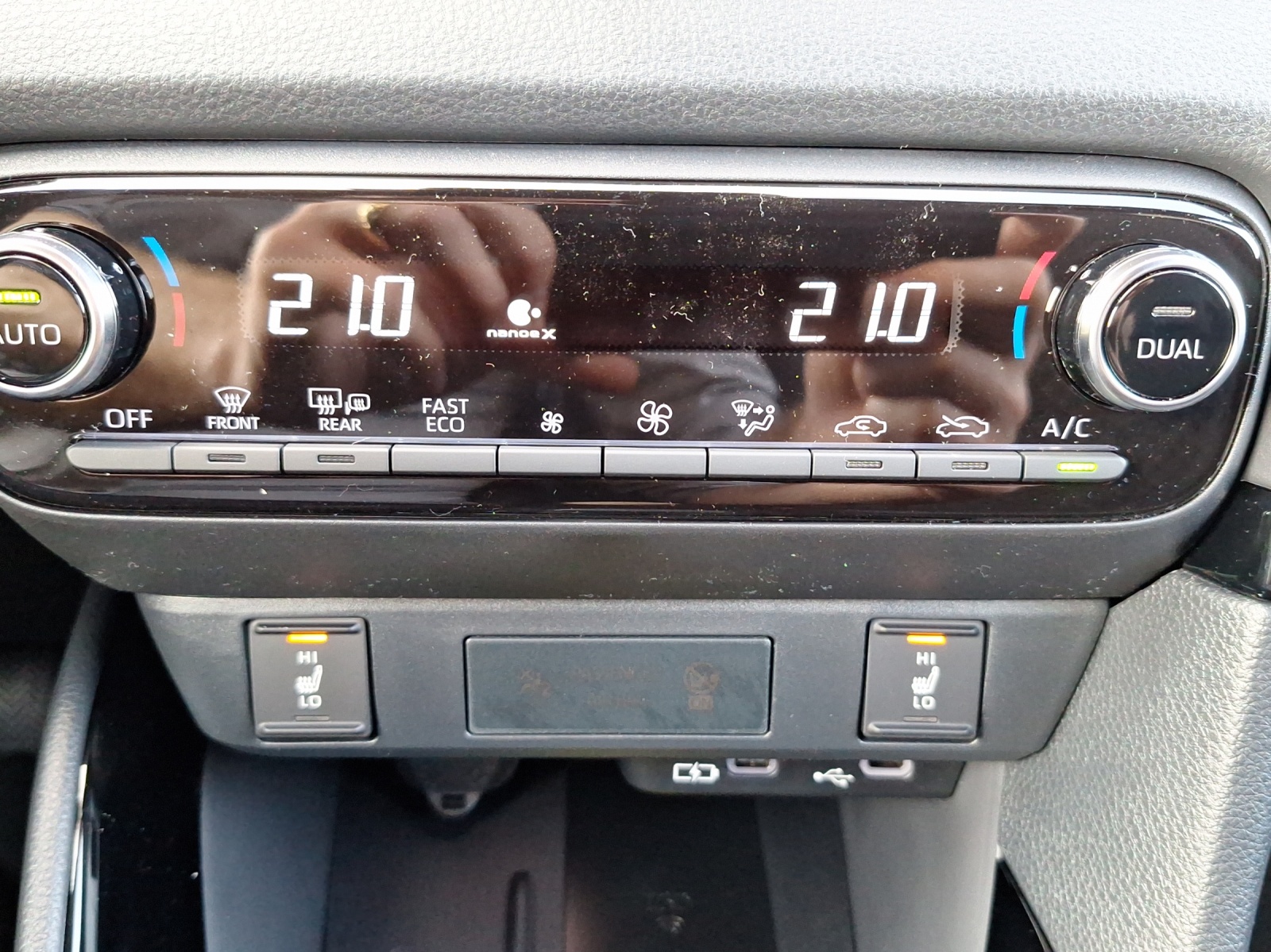 TOYOTA Yaris 1.5 VVT-i HSD Premium-image-17