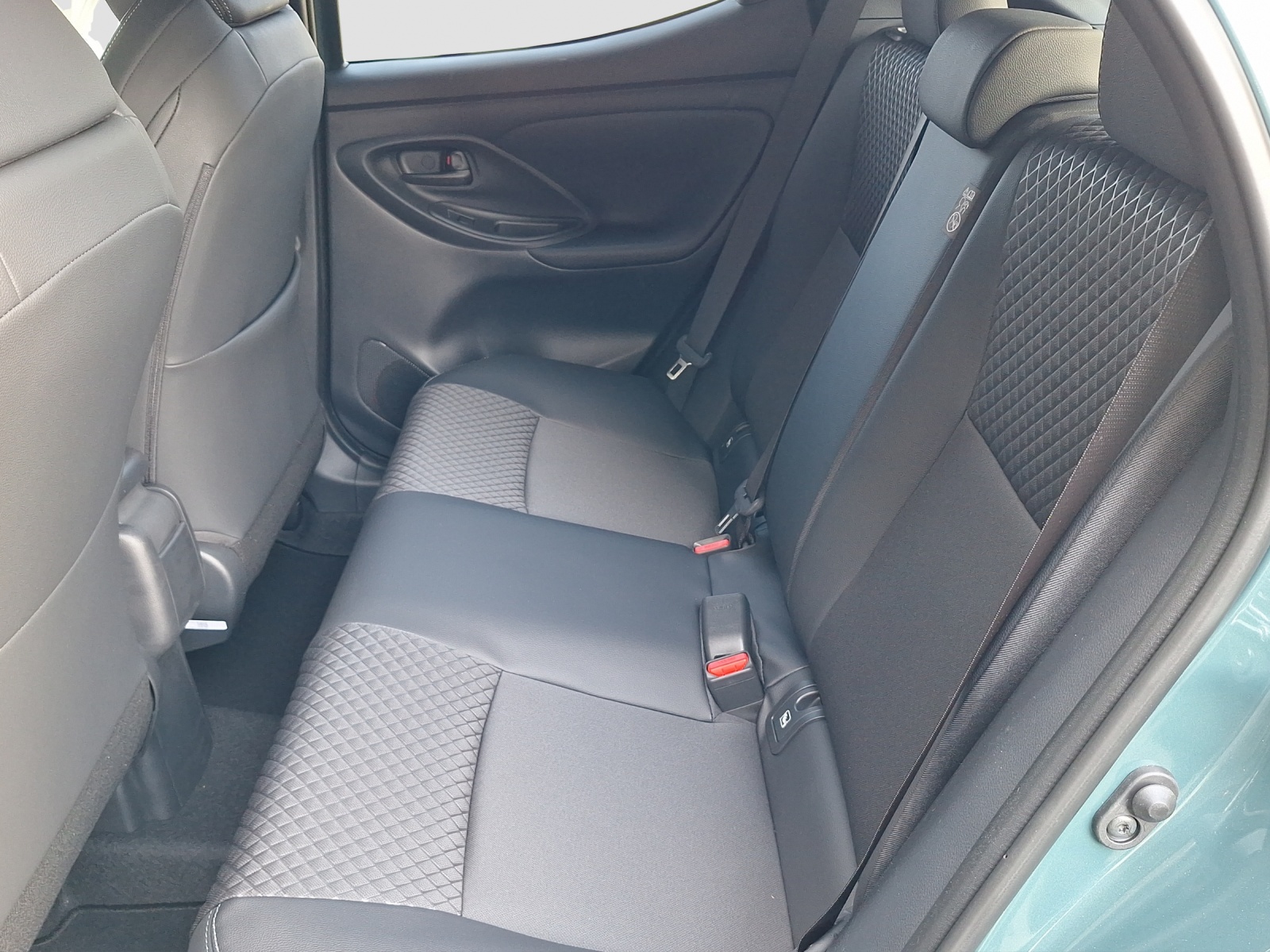 TOYOTA Yaris 1.5 VVT-i HSD Premium-image-9