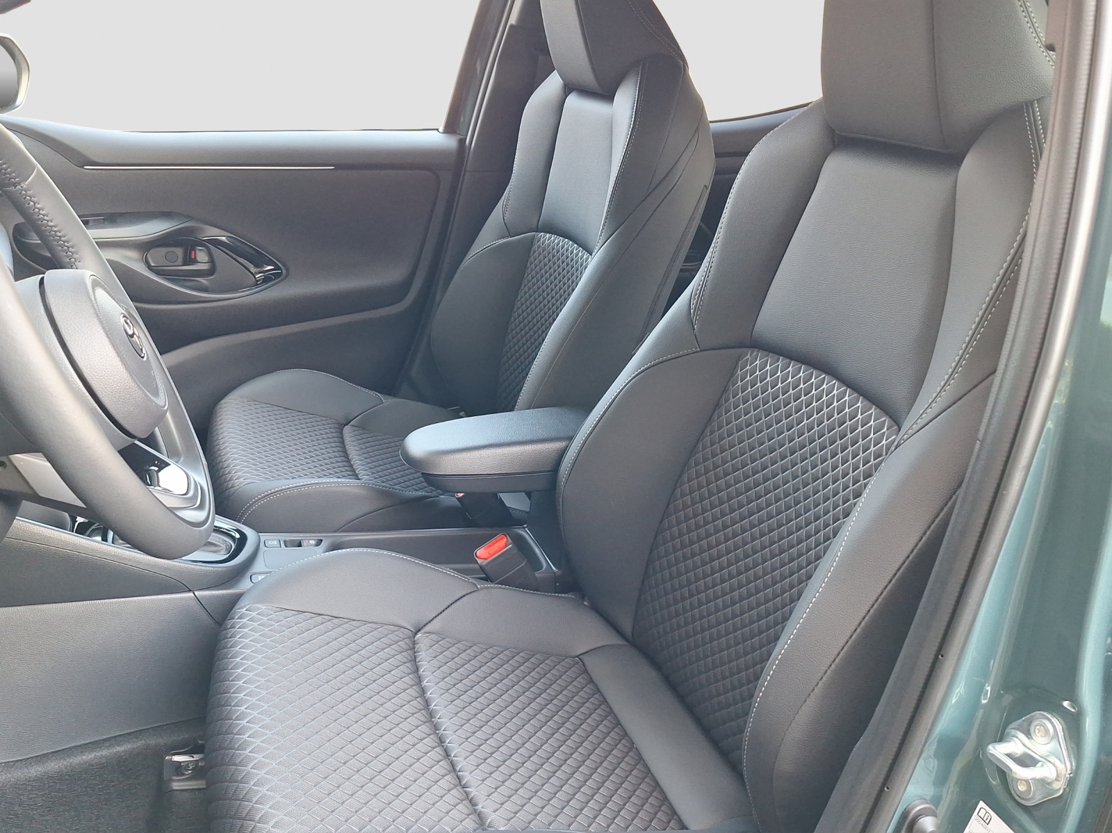 TOYOTA Yaris 1.5 VVT-i HSD Premium-image-8