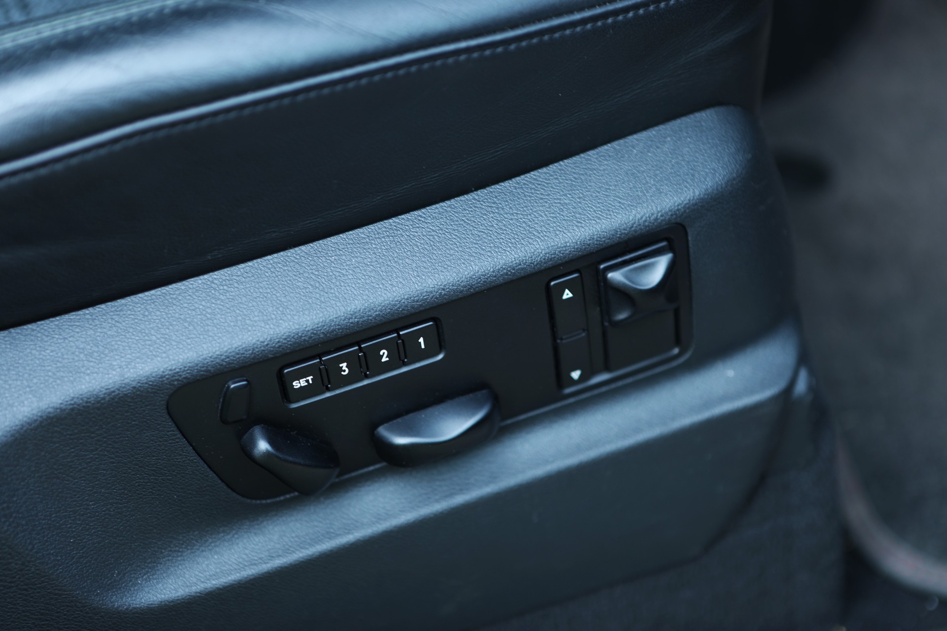 PORSCHE Cayenne GTS Tiptronic Porsche Design limited edition ( 70 / 1000 )3-image-12