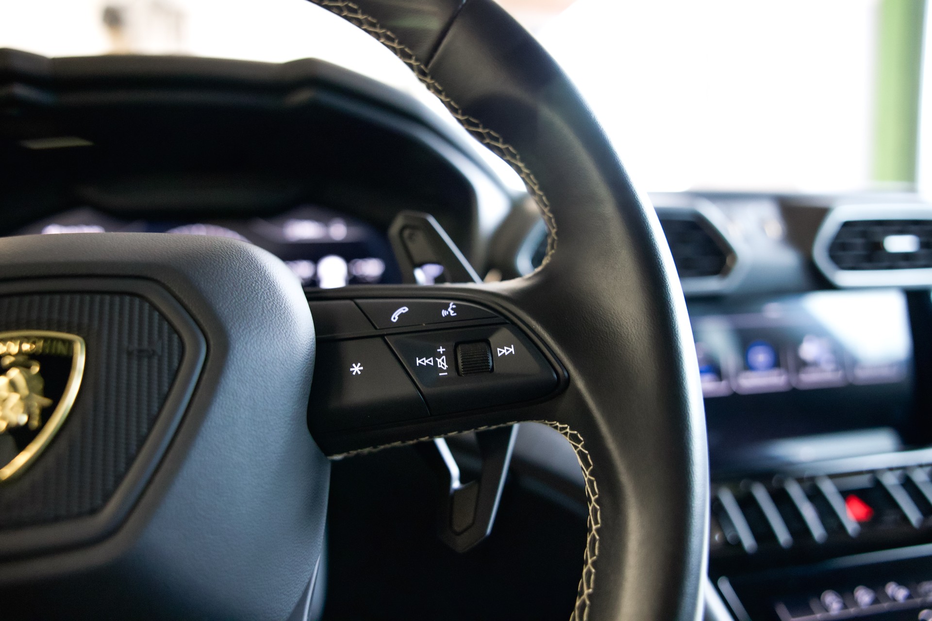 LAMBORGHINI Urus S E-Gear-image-33
