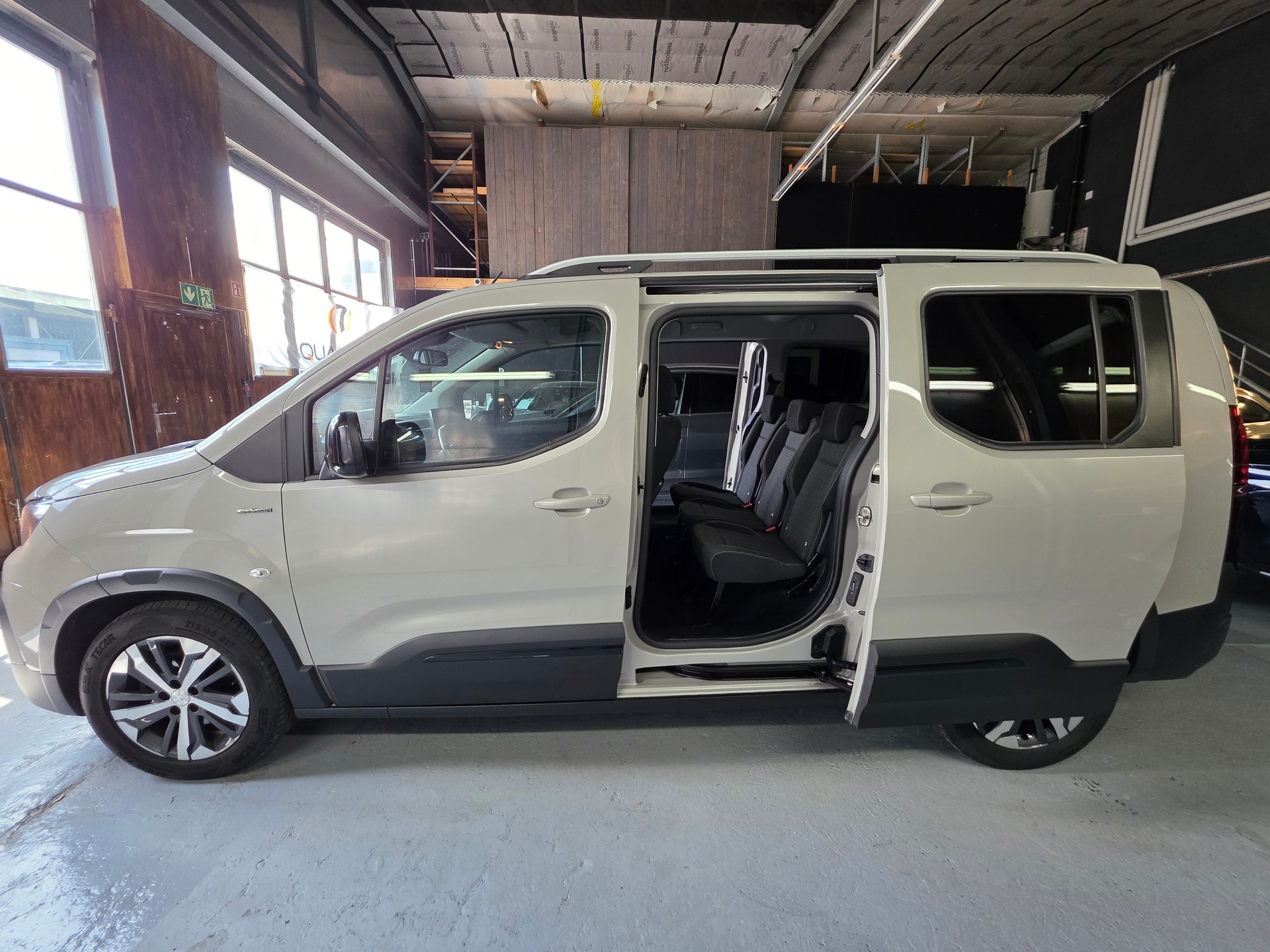 PEUGEOT 1.2 PureTech GT Line-image-5