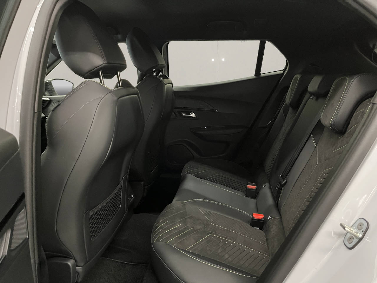 PEUGEOT 2008 e-GT-image-11