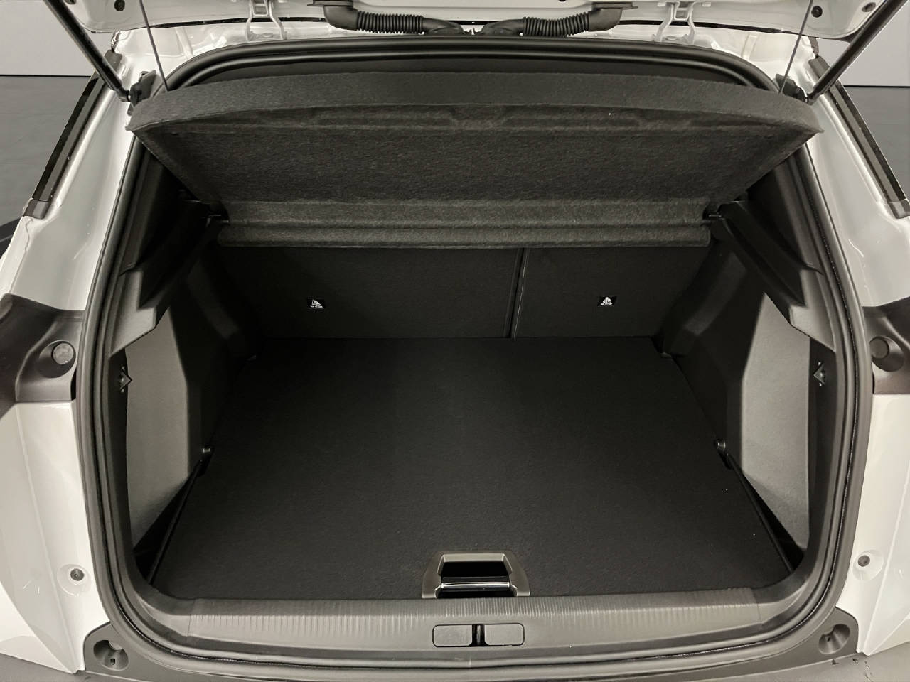 PEUGEOT 2008 e-GT-image-12