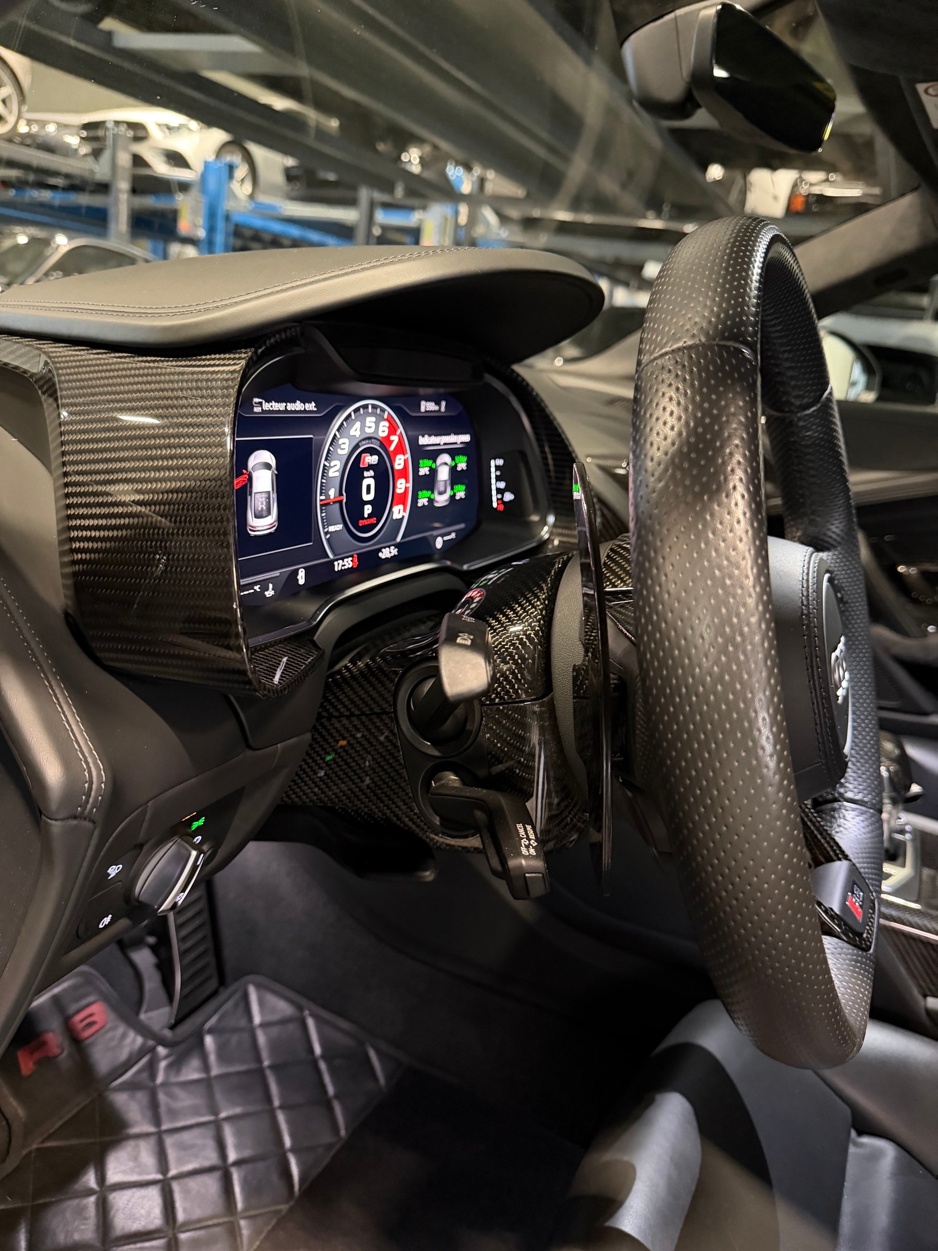 AUDI R8 Coupé performance S-Tronic *track upgrade*-image-11