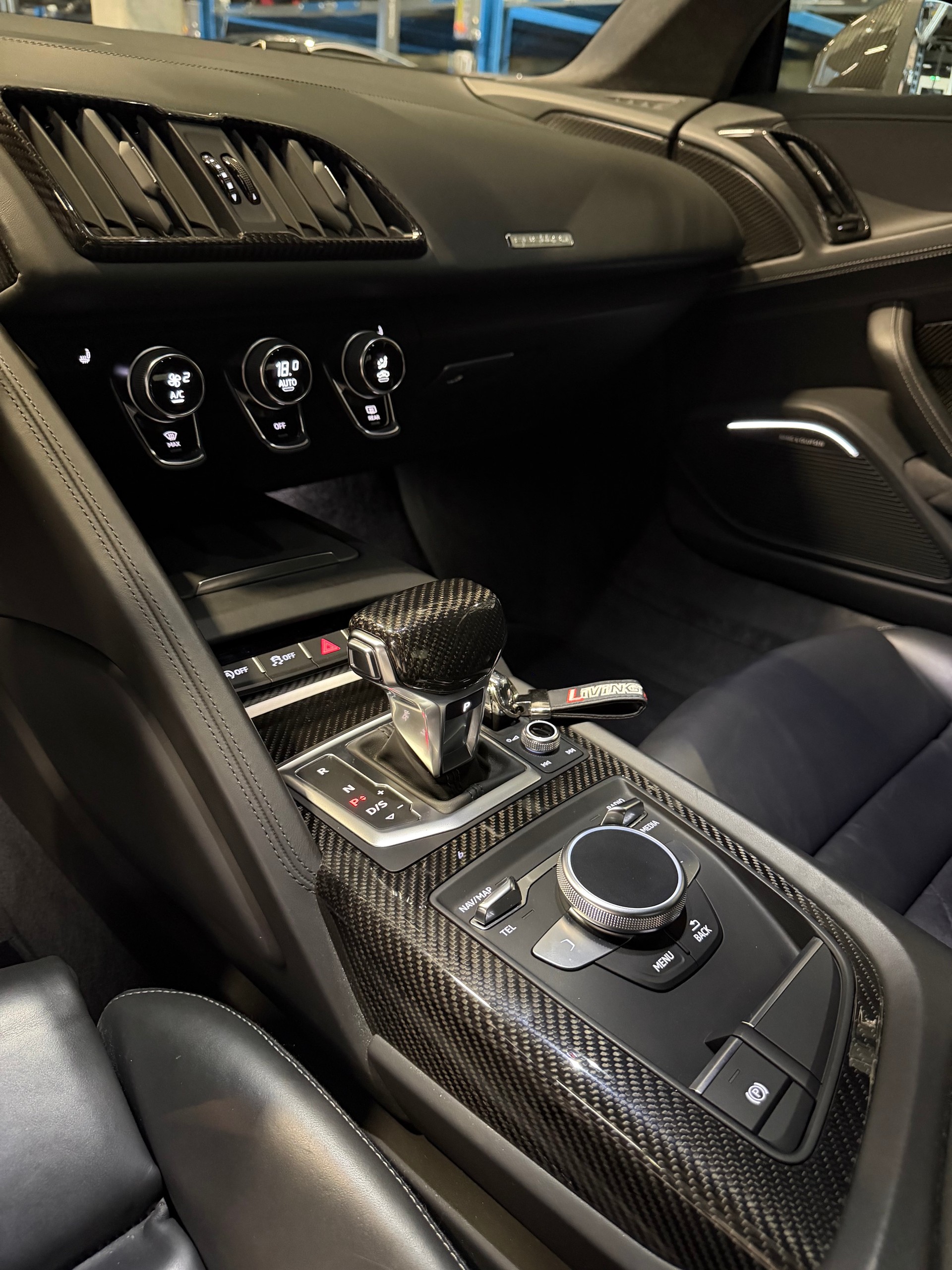 AUDI R8 Coupé performance S-Tronic *track upgrade*-image-13