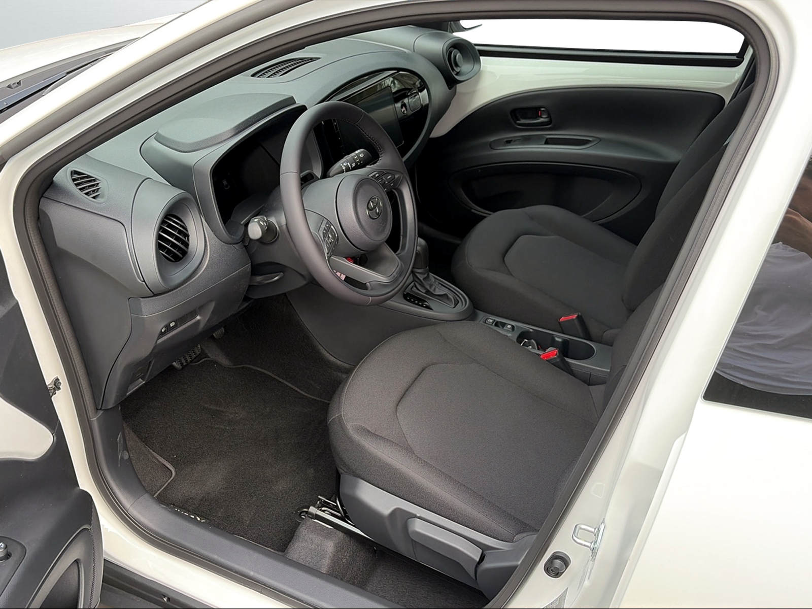 TOYOTA Aygo X 1.5 Comfort e-CVT-image-6