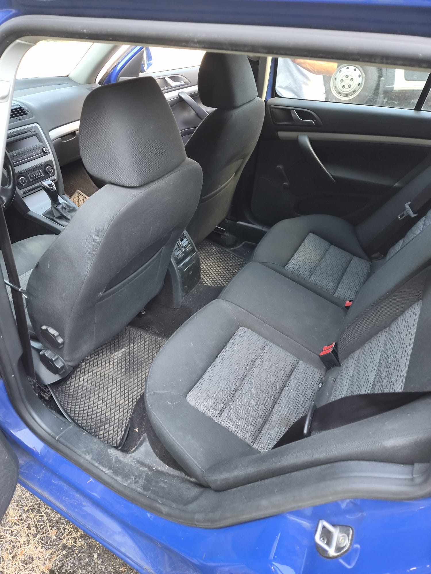 SKODA Octavia Combi 1.6 TDI Ambition 4x4-image-9