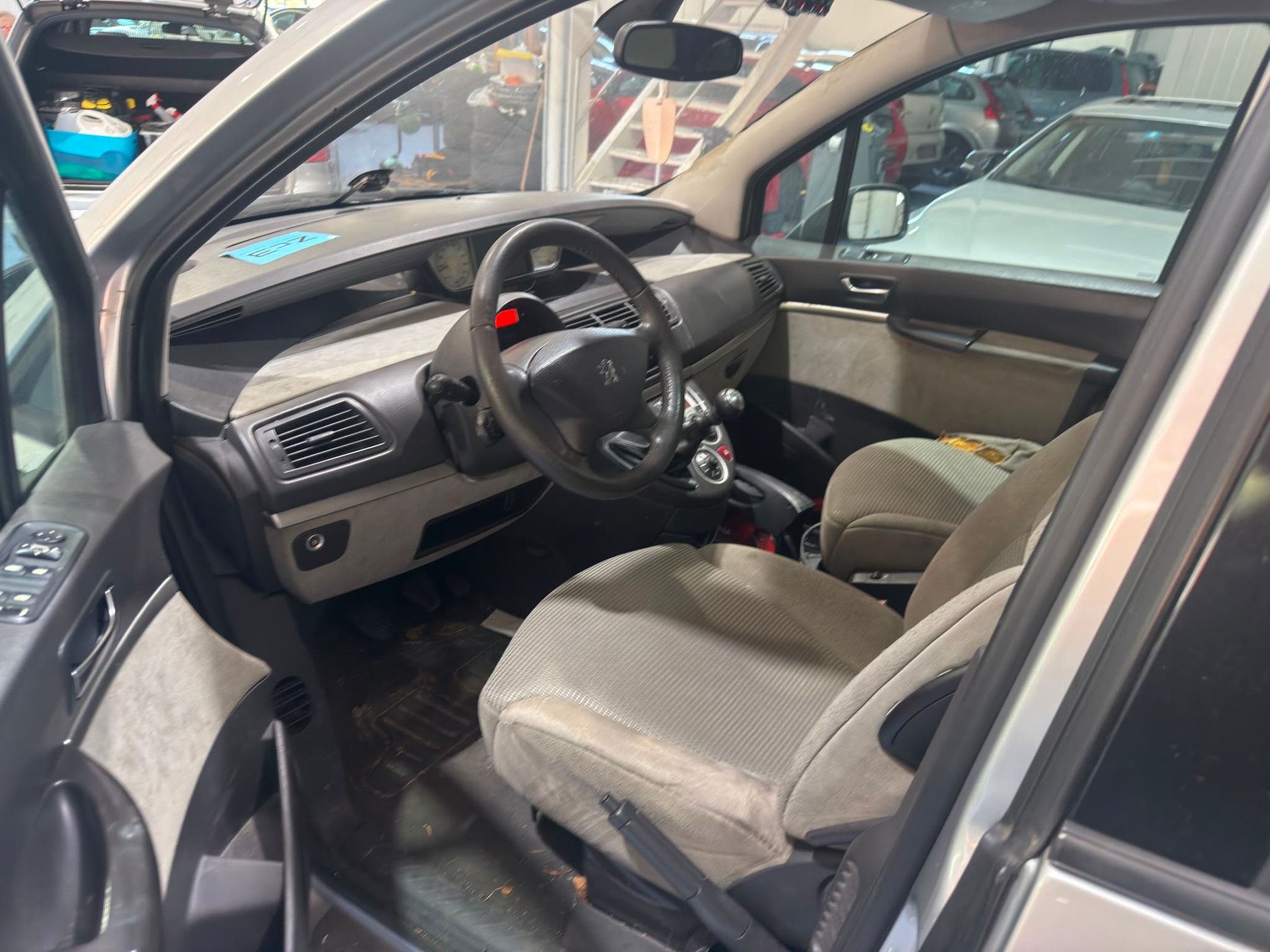 PEUGEOT 807 2.2 16V HDi SV-image-9