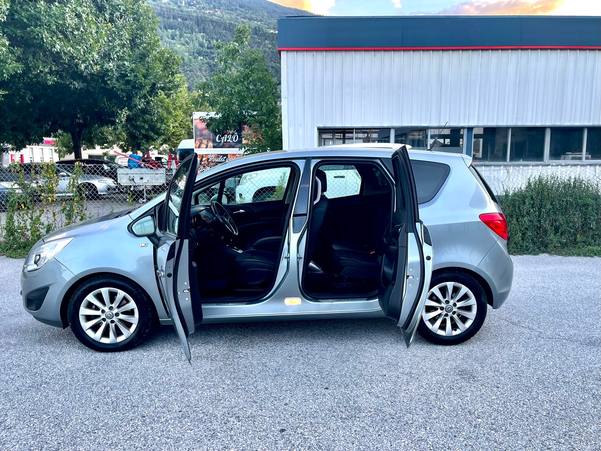 OPEL Meriva 1.4 Turbo Cosmo Automatic-image-2