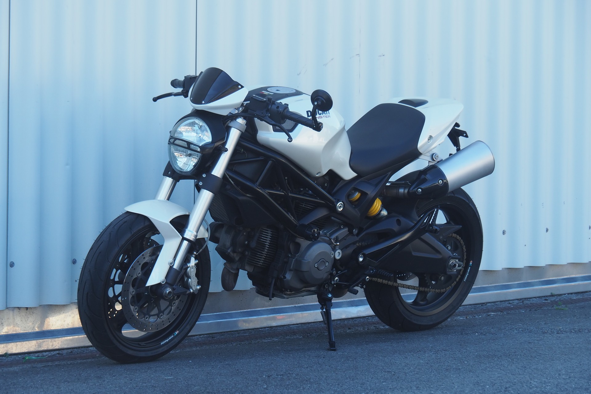 DUCATI Monster 696M-showroom-element-3