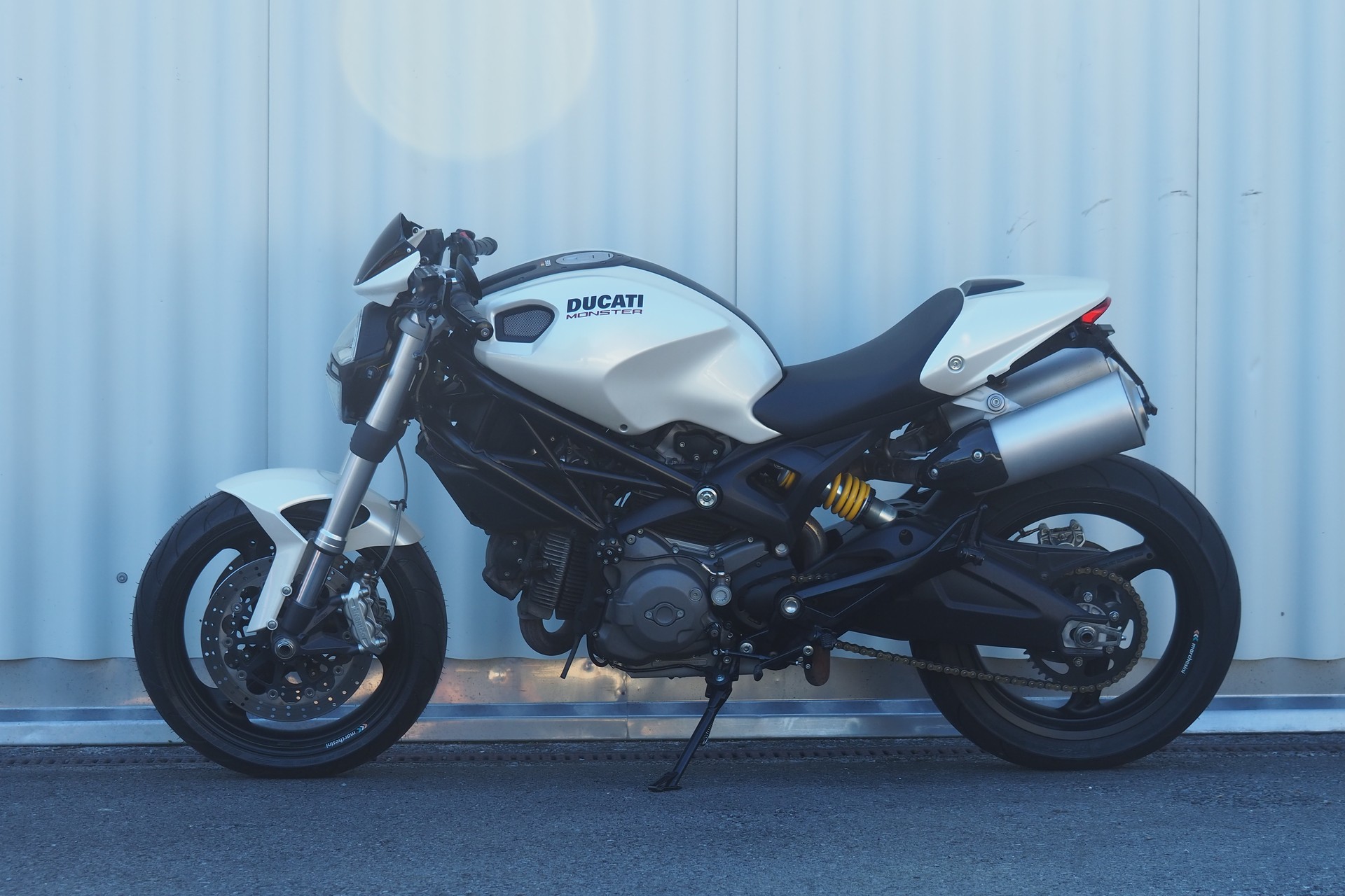 DUCATI Monster 696M-showroom-element-1