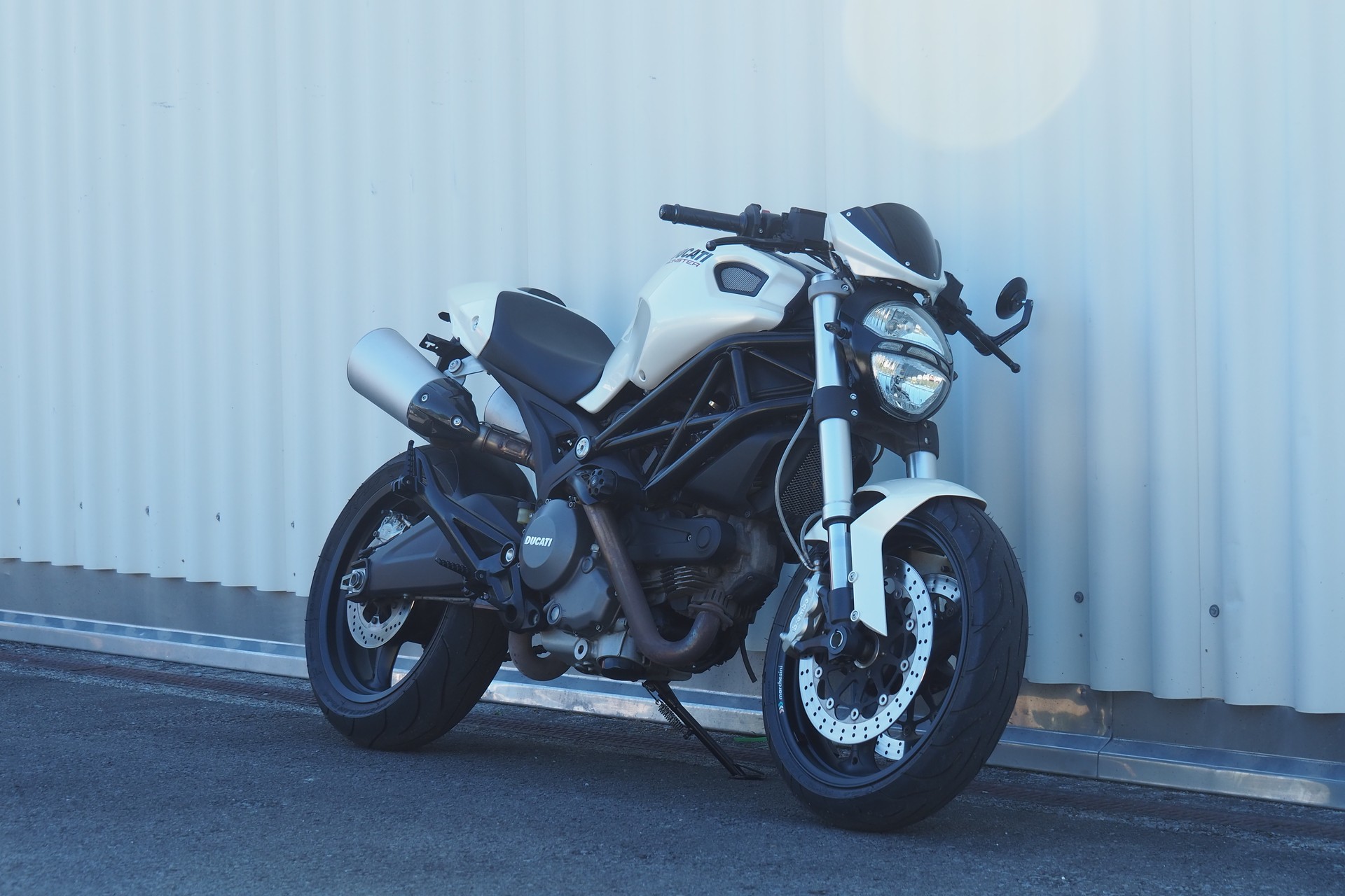 DUCATI Monster 696M-showroom-element-2