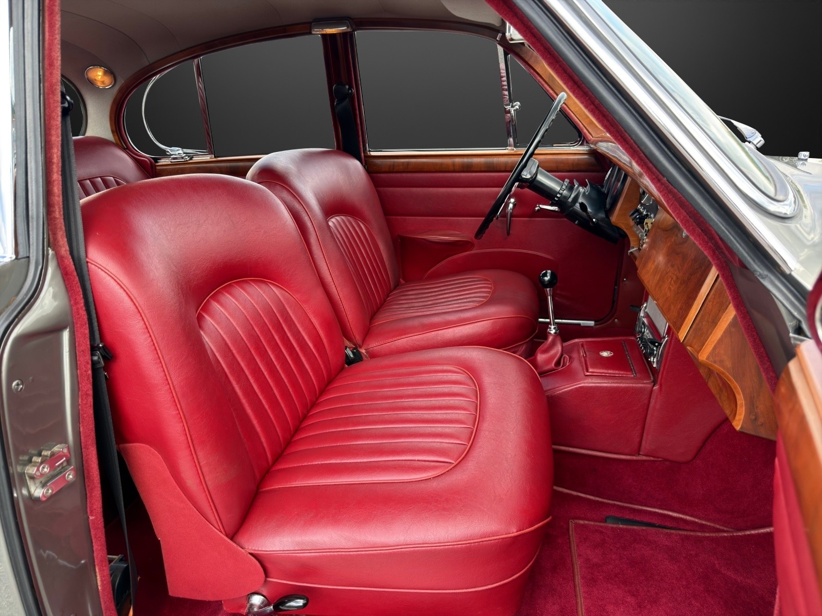 JAGUAR MK2 240 Overdrive-image-8