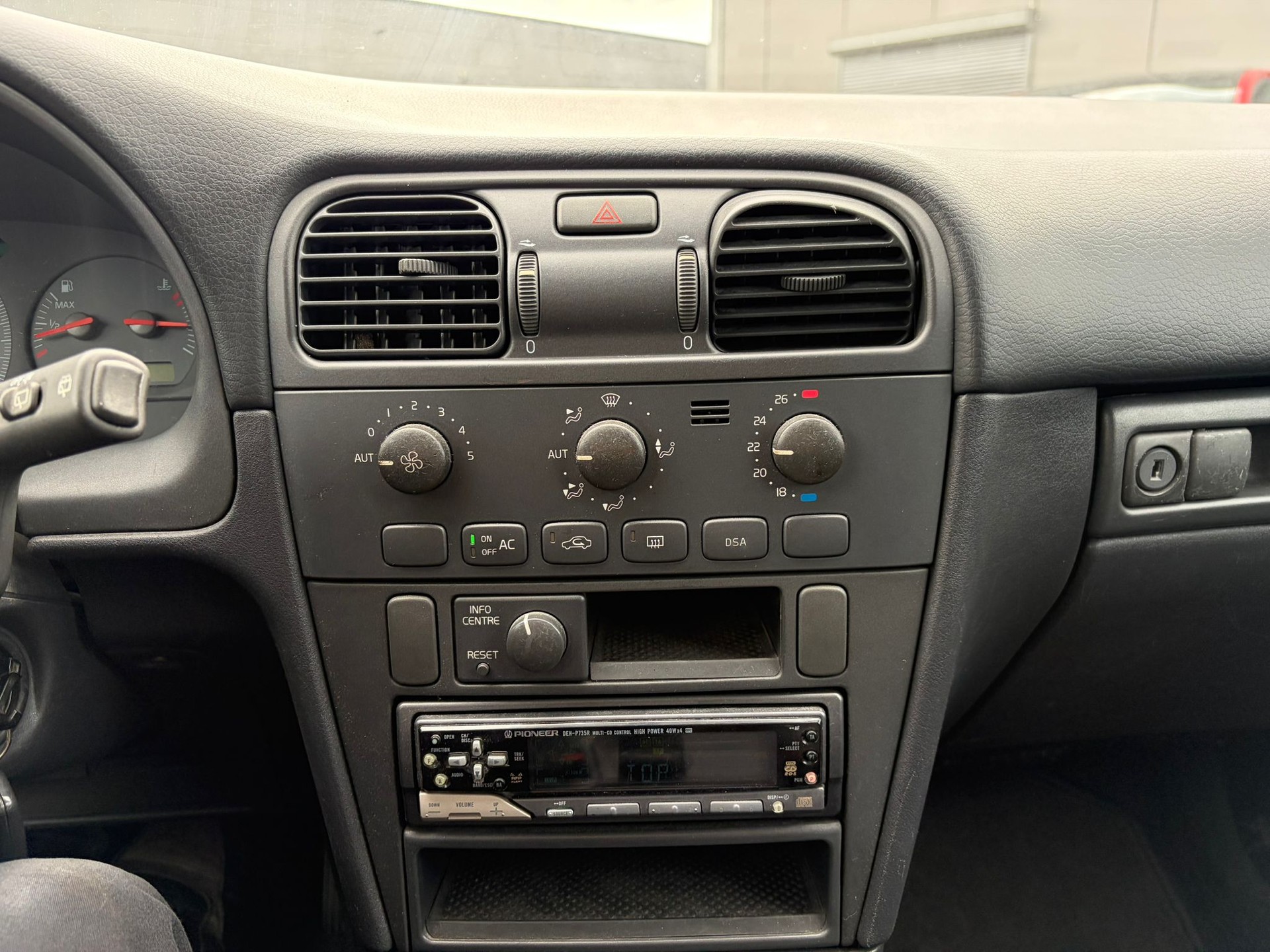 VOLVO V40 2.0-image-11