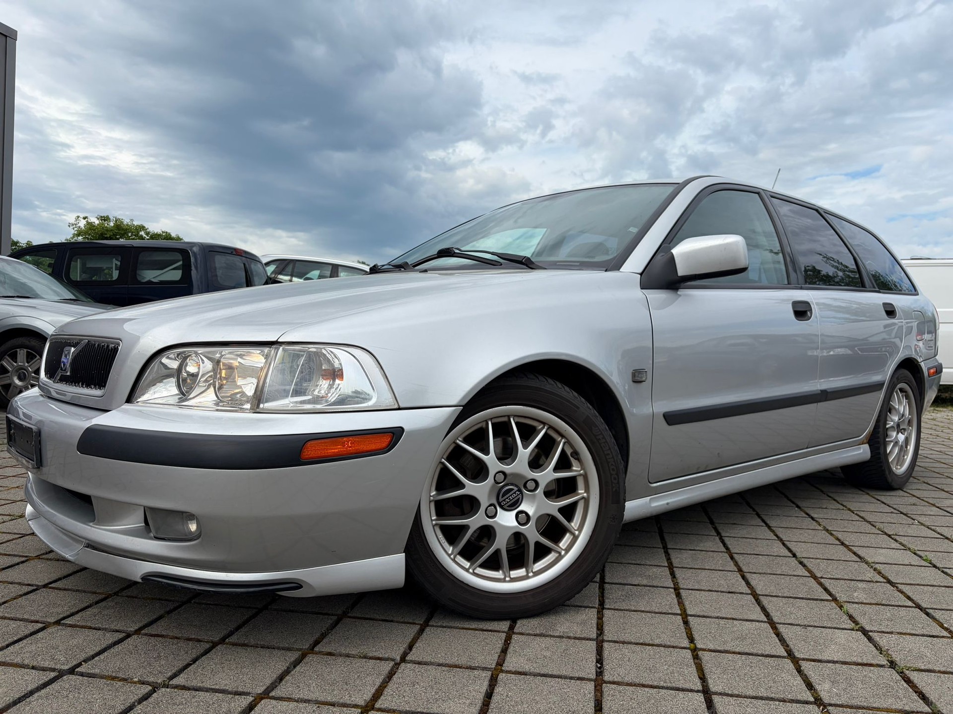 VOLVO V40 2.0-image-0