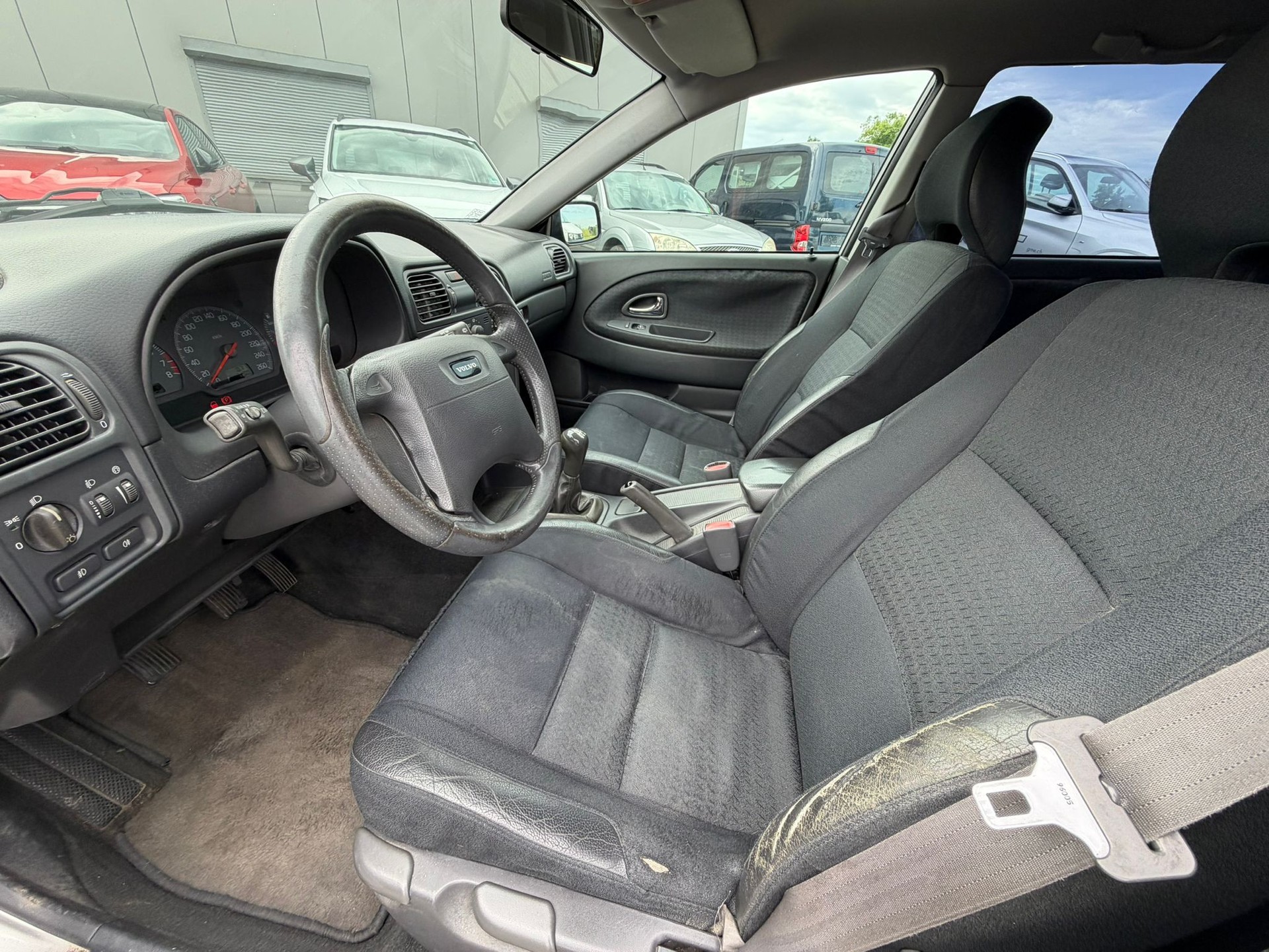 VOLVO V40 2.0-image-12