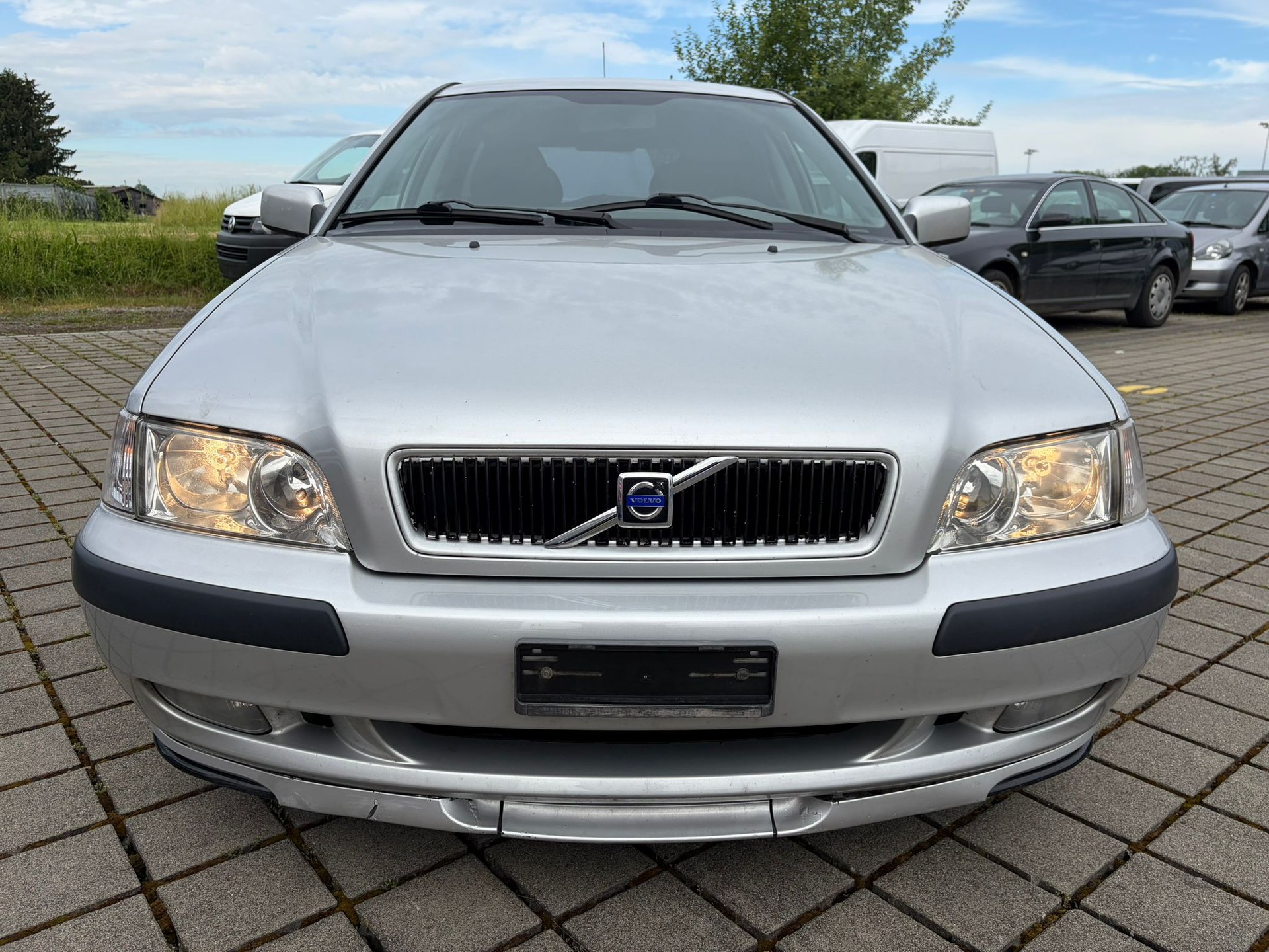 VOLVO V40 2.0-image-1