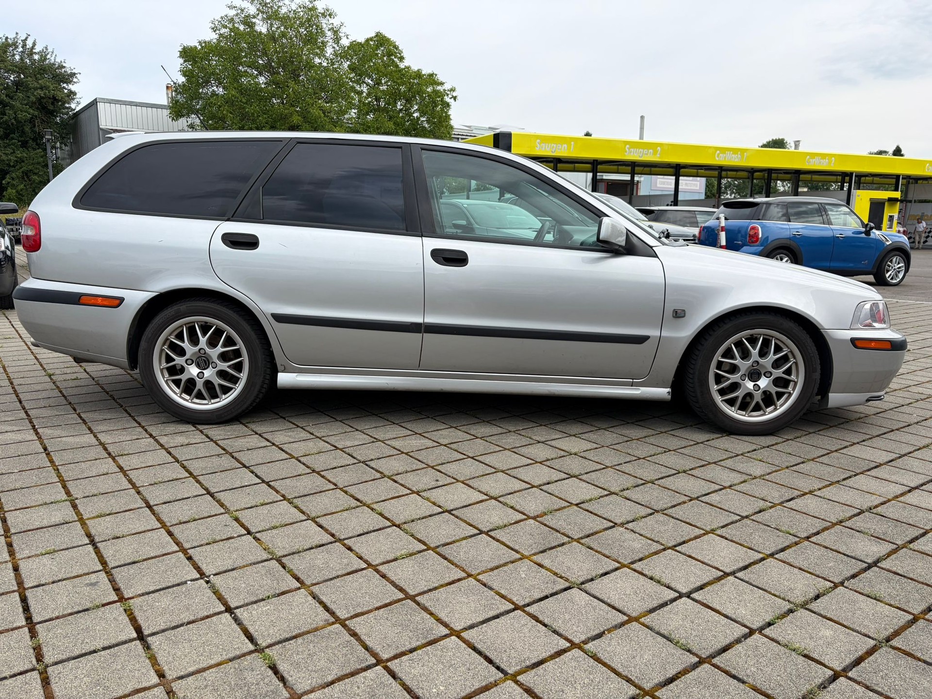 VOLVO V40 2.0-image-4