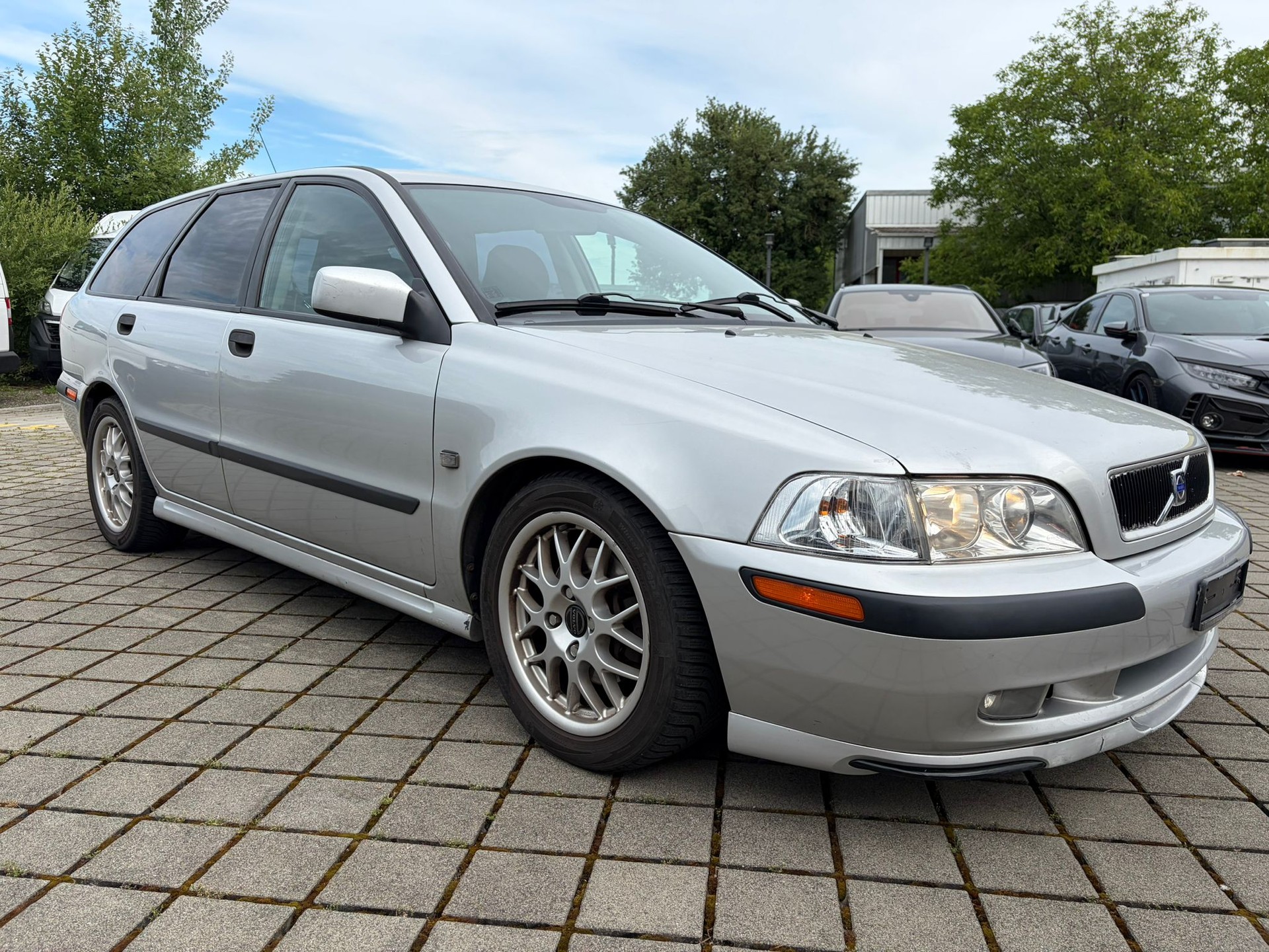 VOLVO V40 2.0-image-2