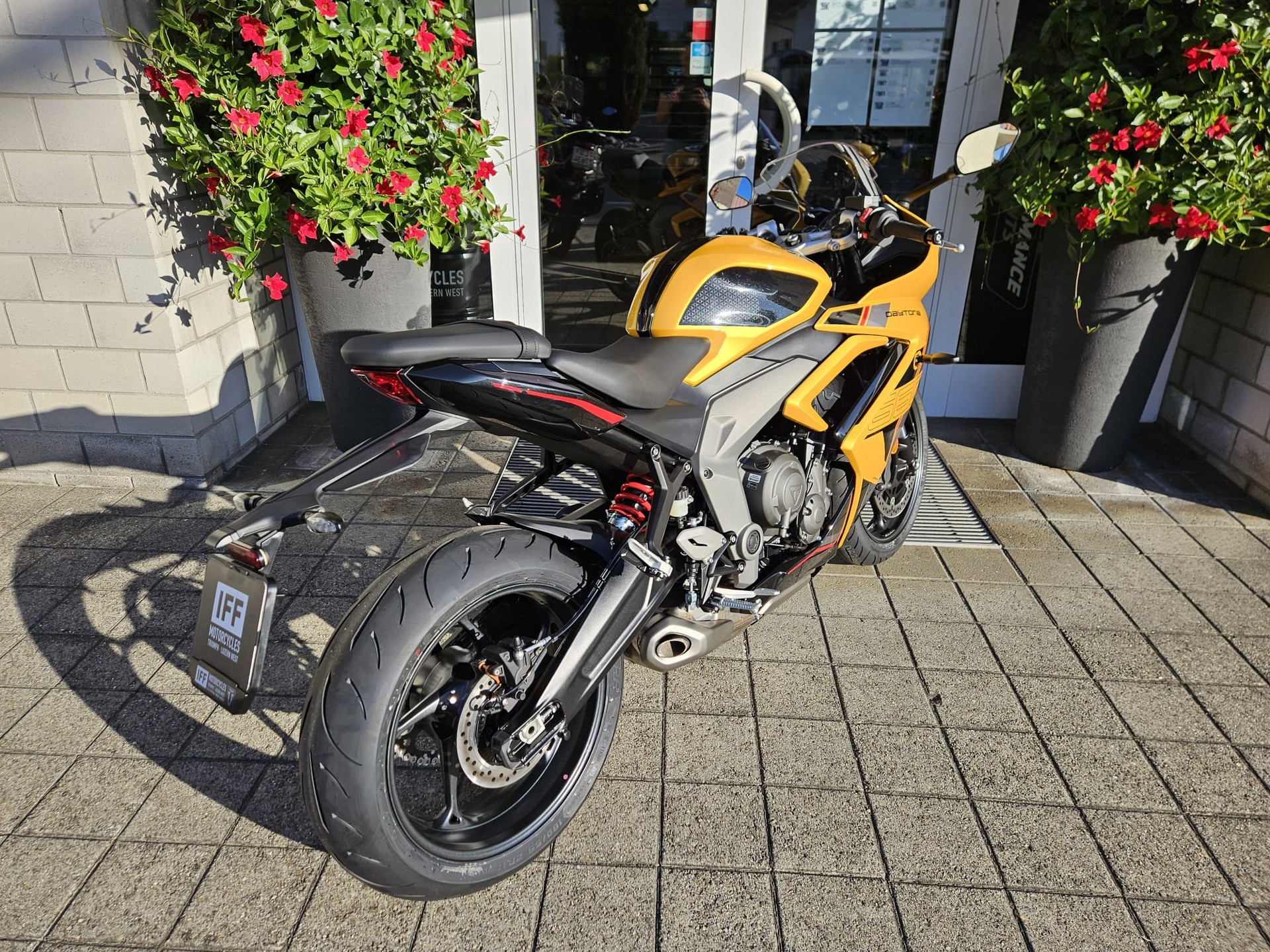 TRIUMPH Daytona 660-showroom-element-3