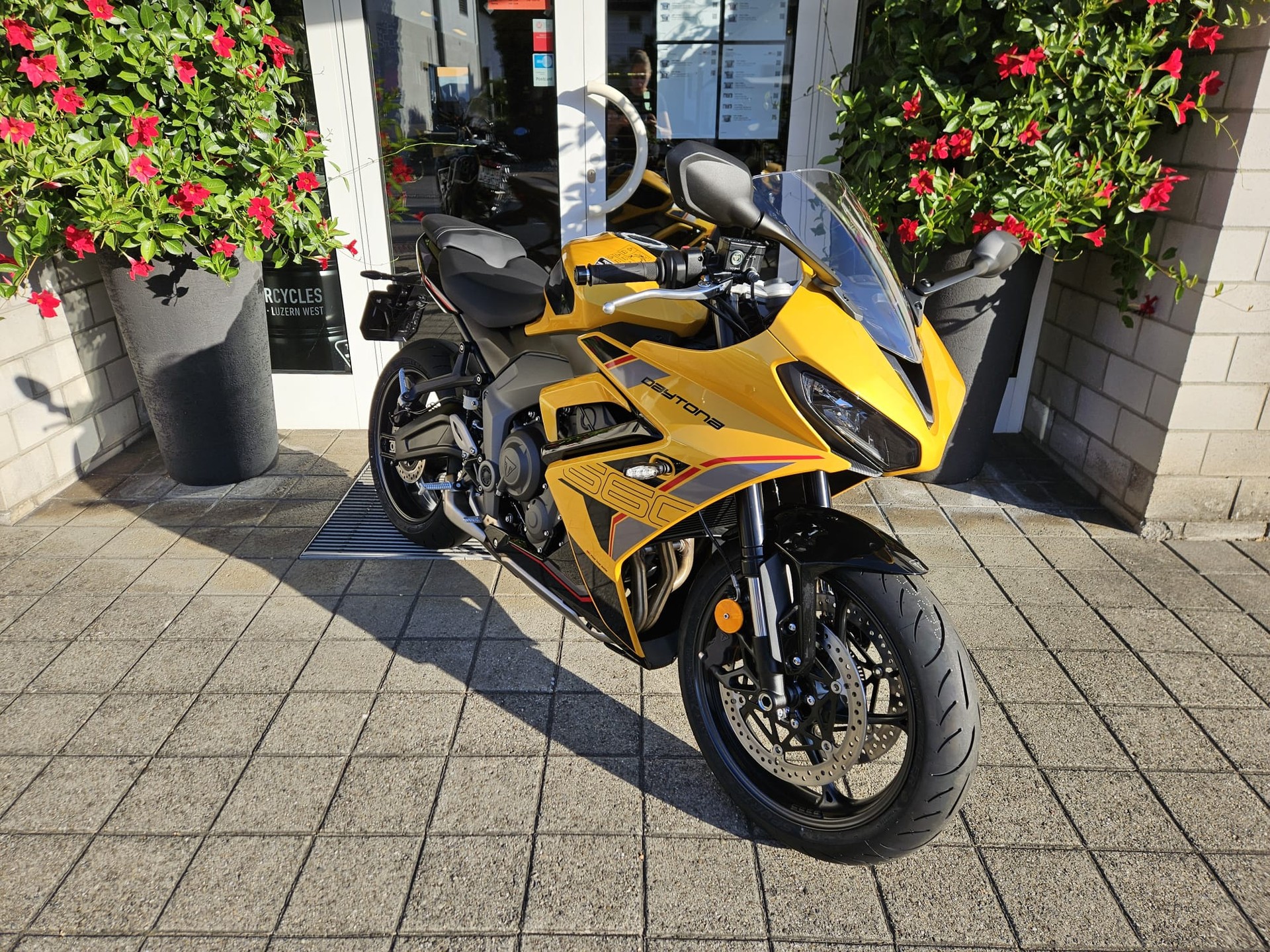 TRIUMPH Daytona 660-showroom-element-2
