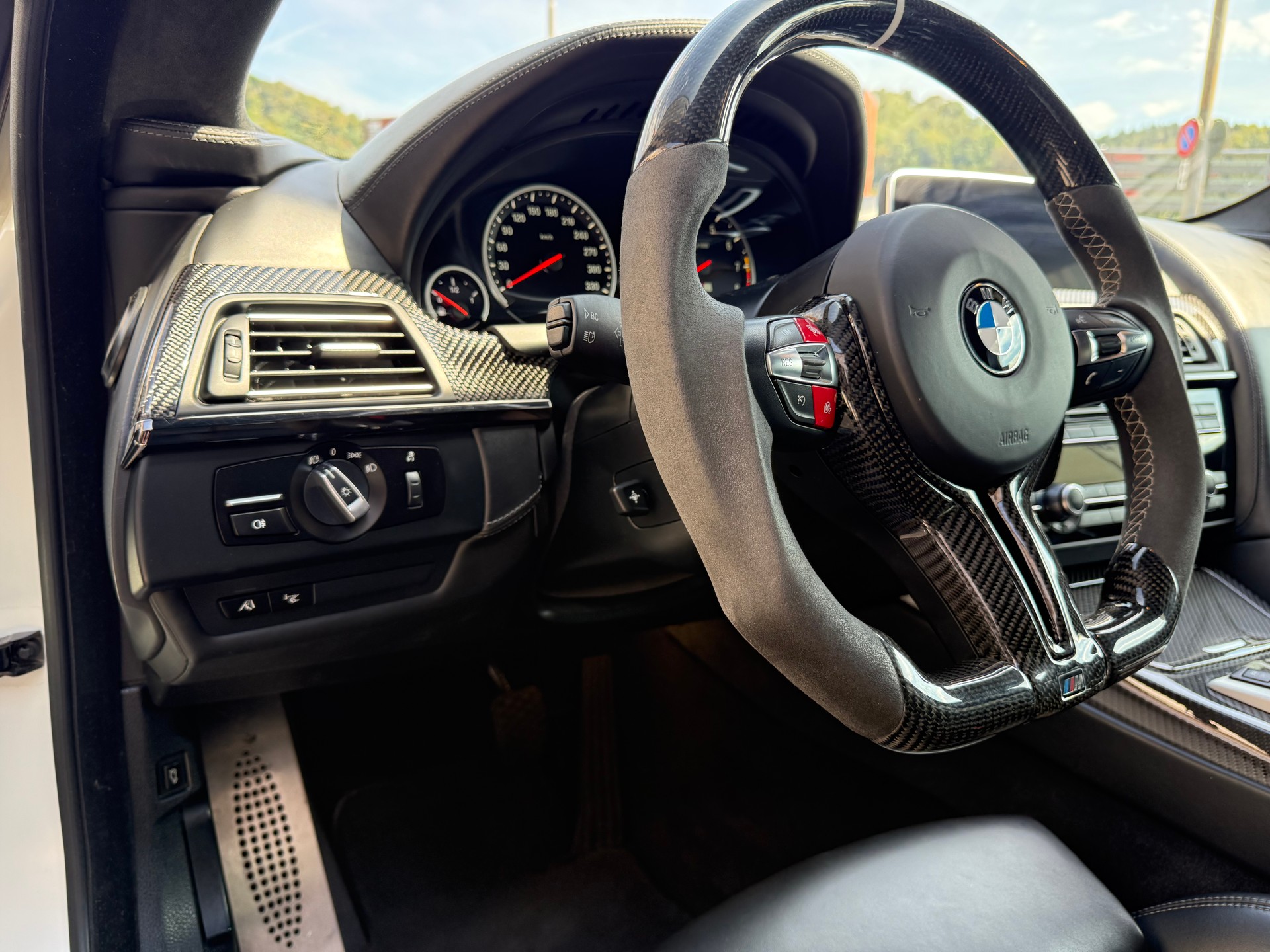 BMW M6 Coupe Competition Individual- Frozen Brilliant White-image-7