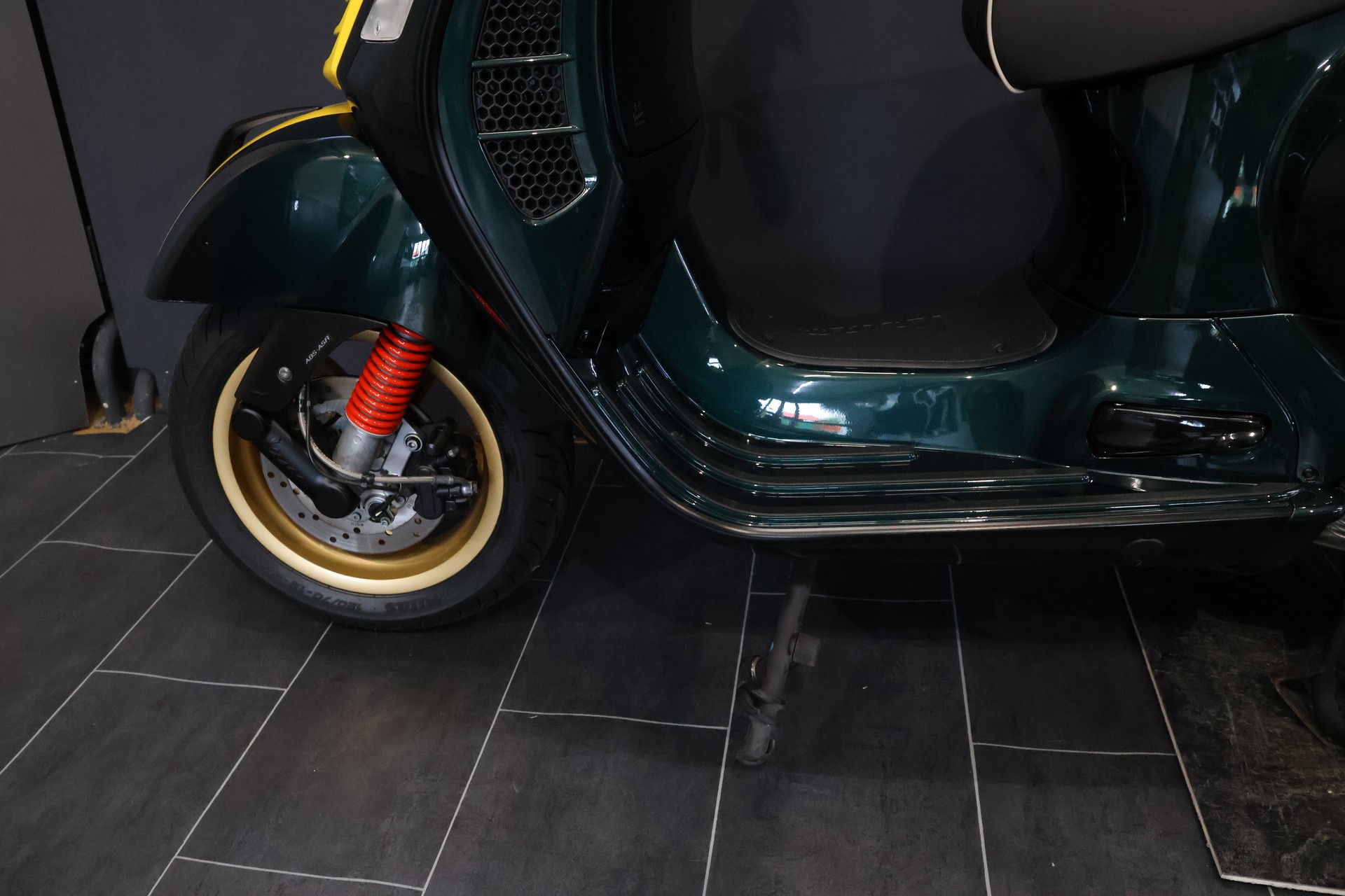 PIAGGIO Vespa GTS 300 HPE Racing Sixties ABS/ASR-showroom-element-3