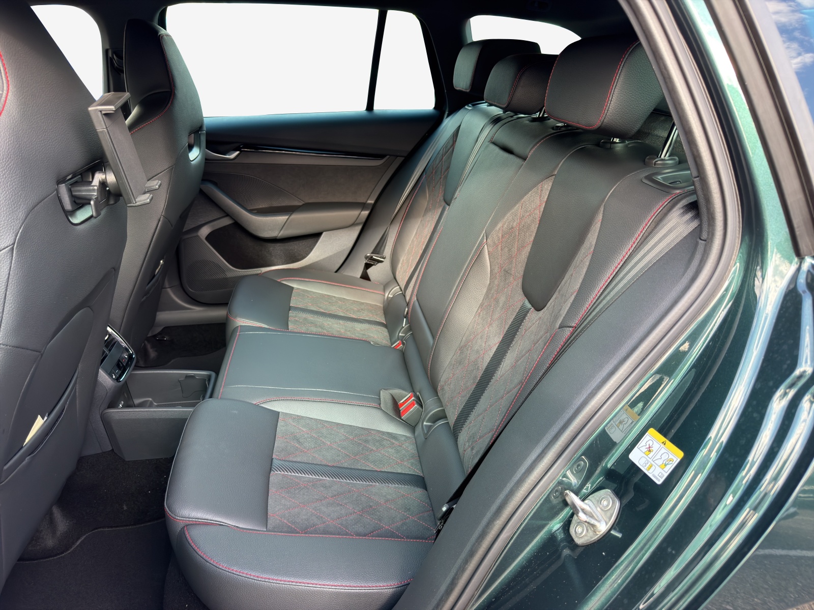 SKODA Octavia Combi 2.0 TSI DSG RS 30 Years Edition-image-11