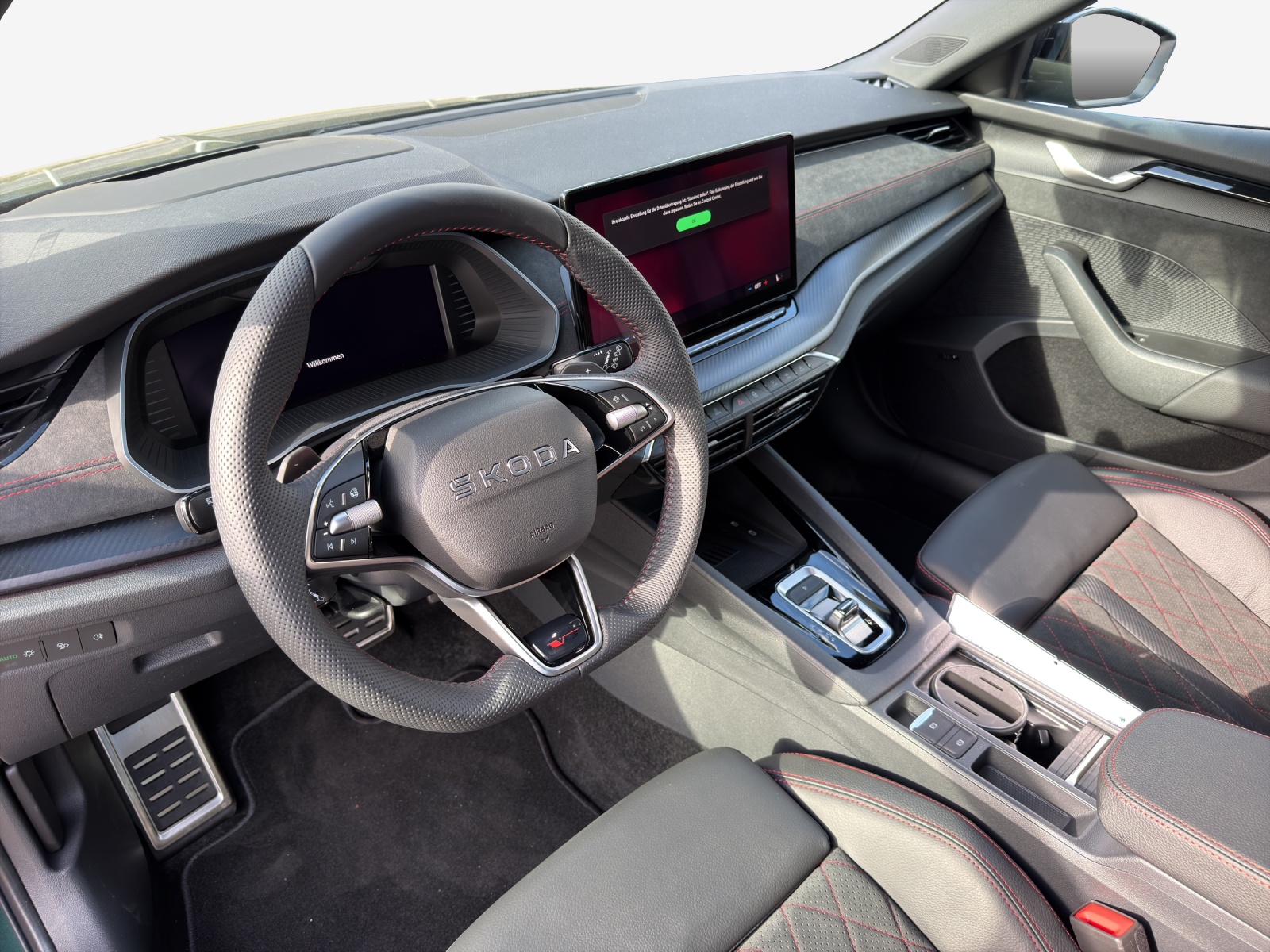 SKODA Octavia Combi 2.0 TSI DSG RS 30 Years Edition-image-9