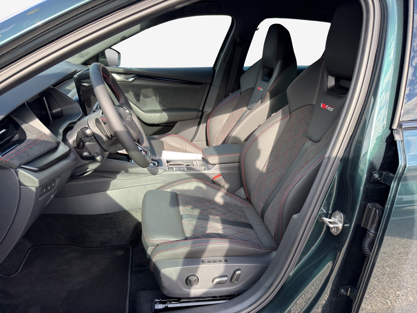 SKODA Octavia Combi 2.0 TSI DSG RS 30 Years Edition-image-7