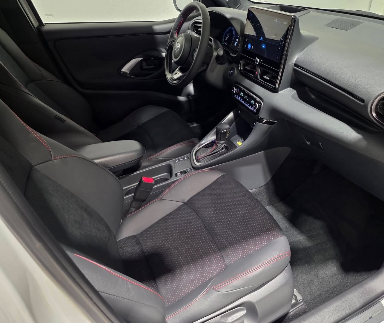 TOYOTA Yaris 1.5 GR Sport e-CVT-image-19