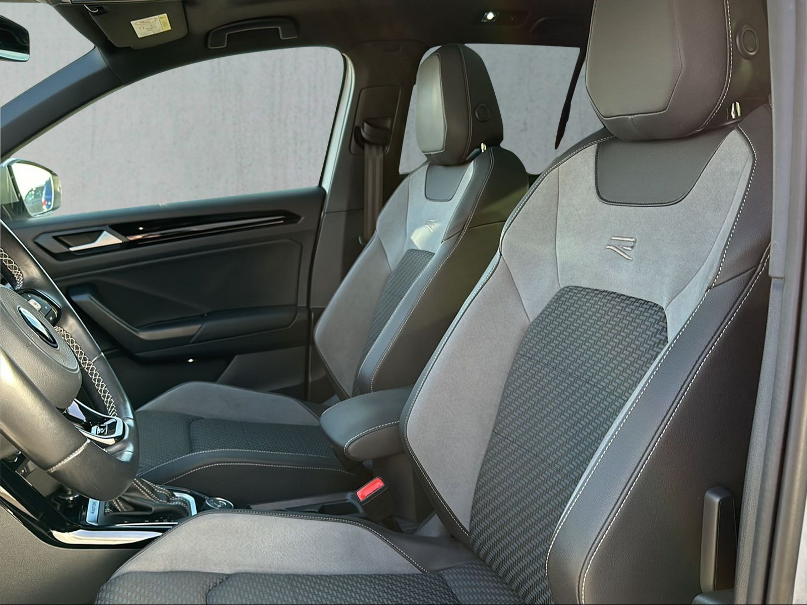 VW T-Roc 2.0 TSI R DSG 4Motion-image-5