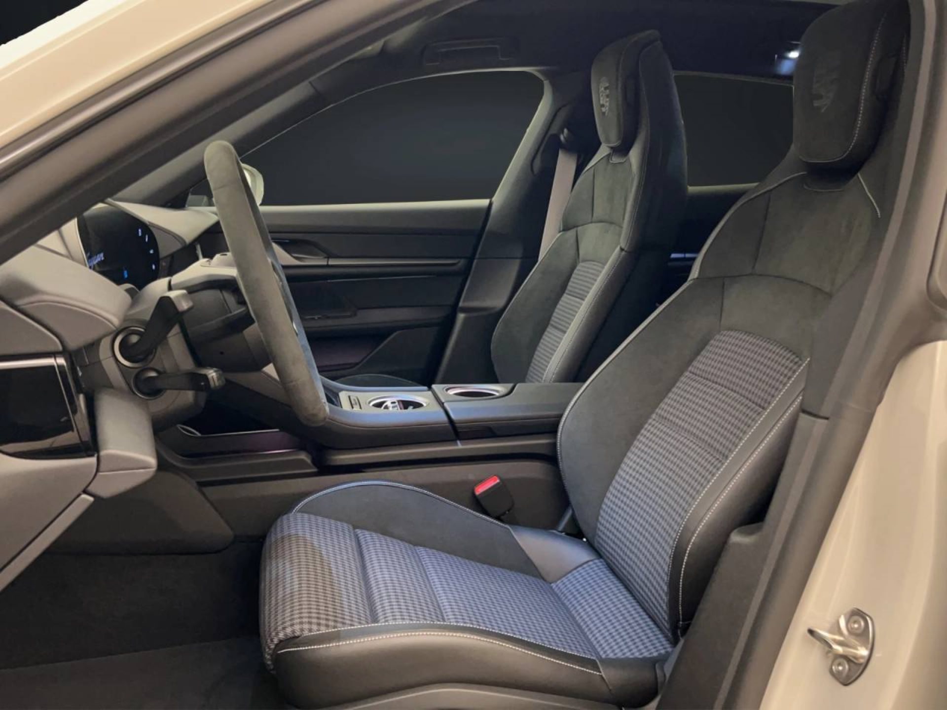 PORSCHE Taycan 4S Cross Turismo-image-4