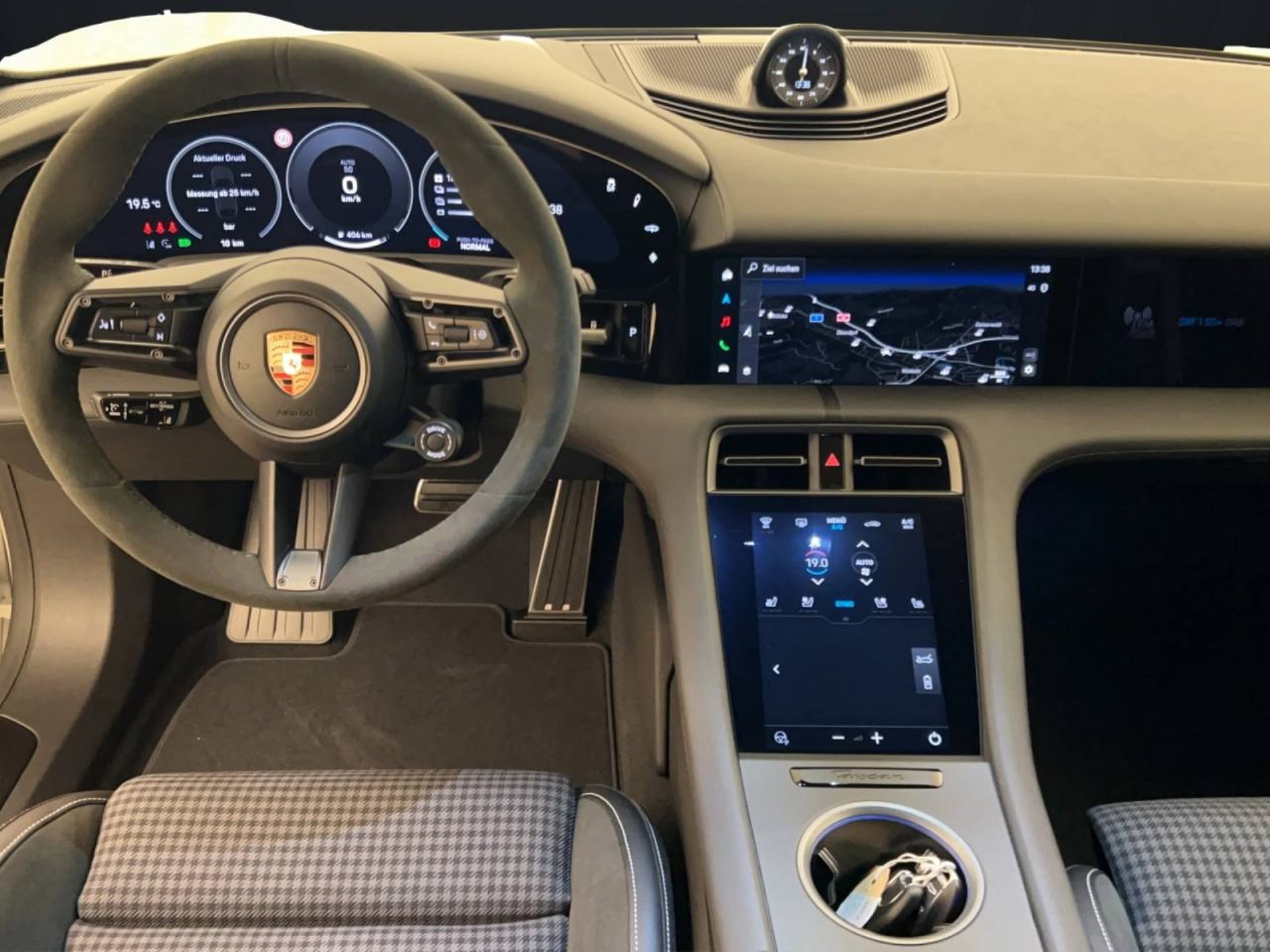 PORSCHE Taycan 4S Cross Turismo-image-15