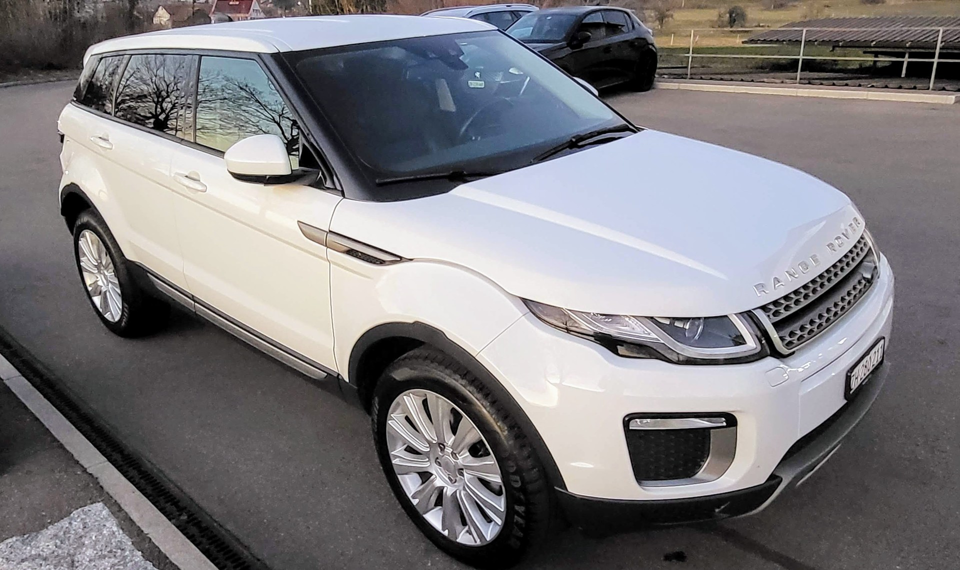 LAND ROVER Range Rover Evoque 2.0 TD4 SE Dynamic AT9-image-0