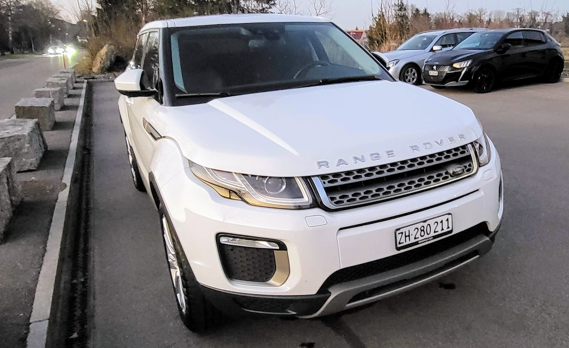 LAND ROVER Range Rover Evoque 2.0 TD4 SE Dynamic AT9-image-3