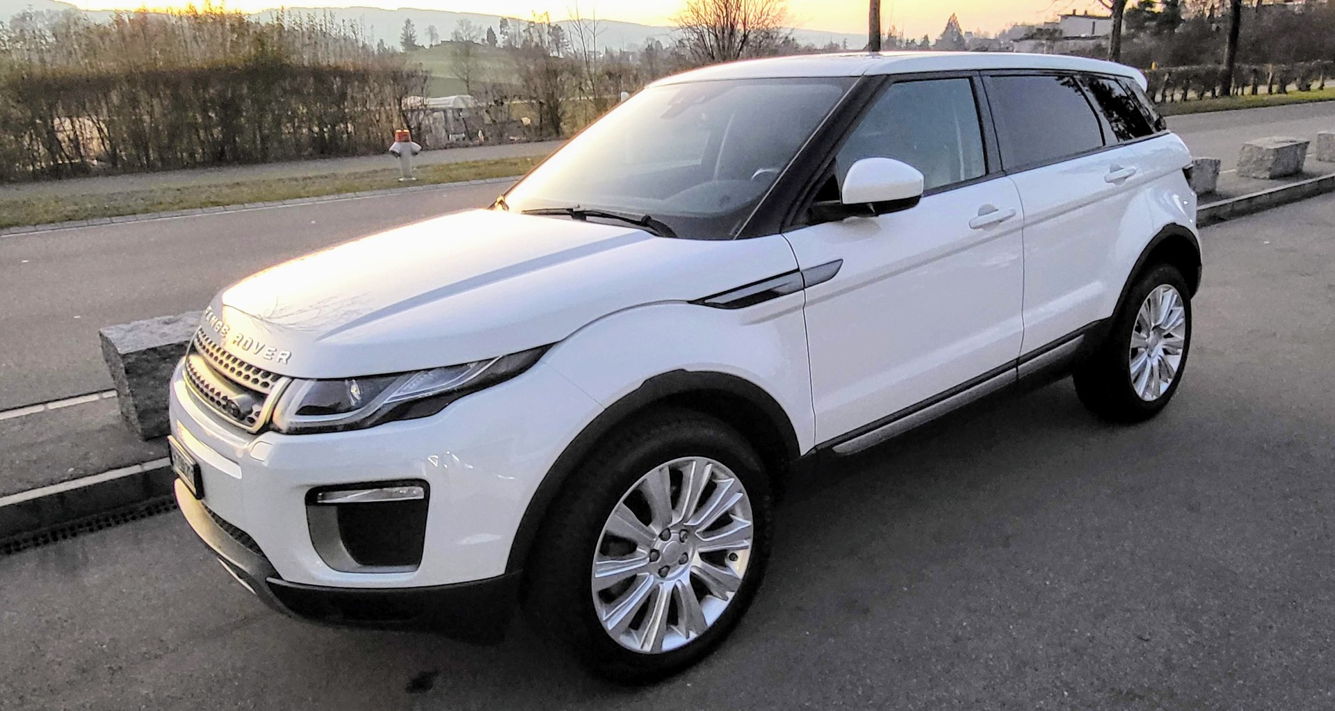LAND ROVER Range Rover Evoque 2.0 TD4 SE Dynamic AT9-image-2
