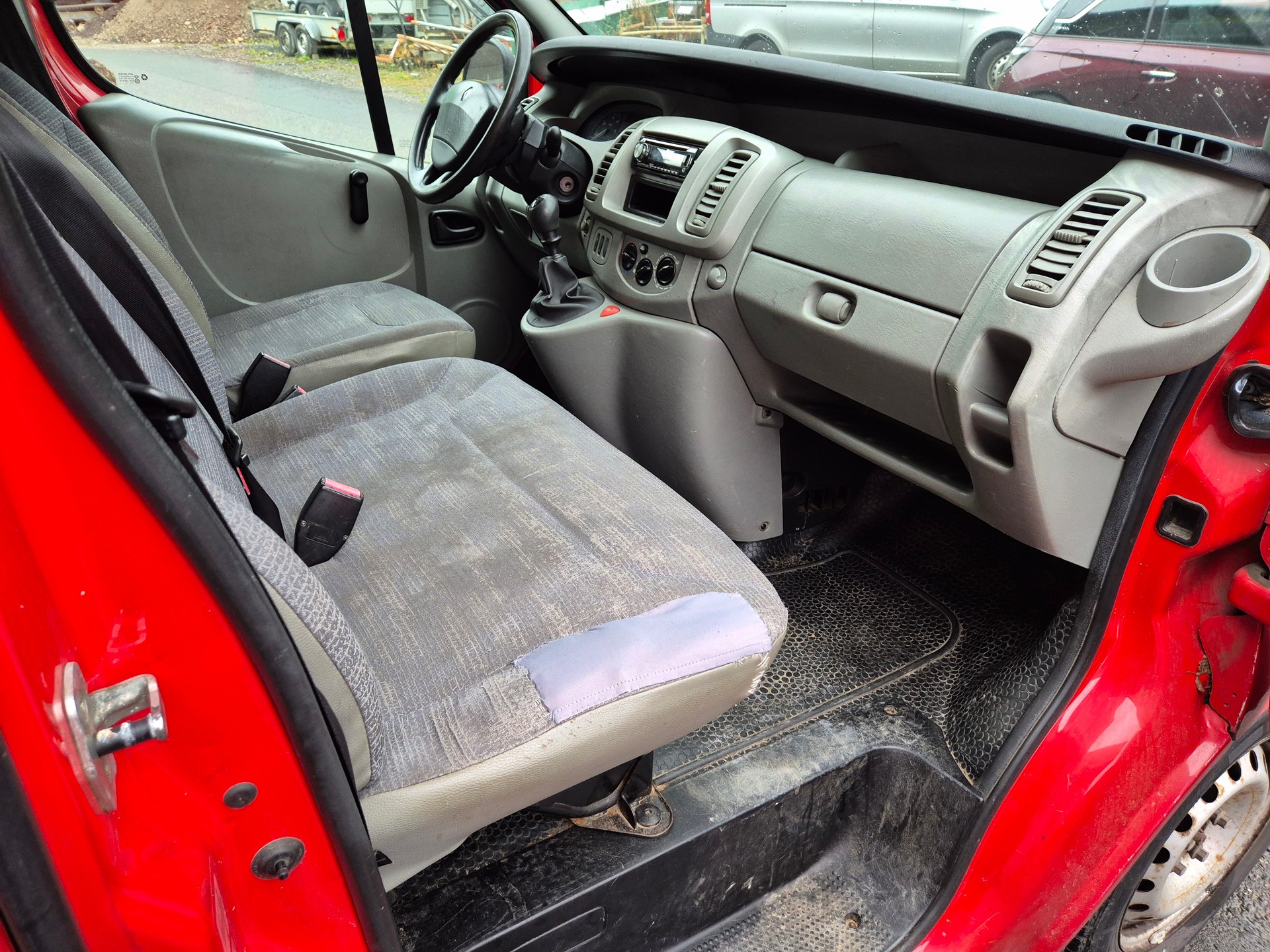 RENAULT Trafic 2.0 dCi 90 2.7t L1H1 Authentique-image-6