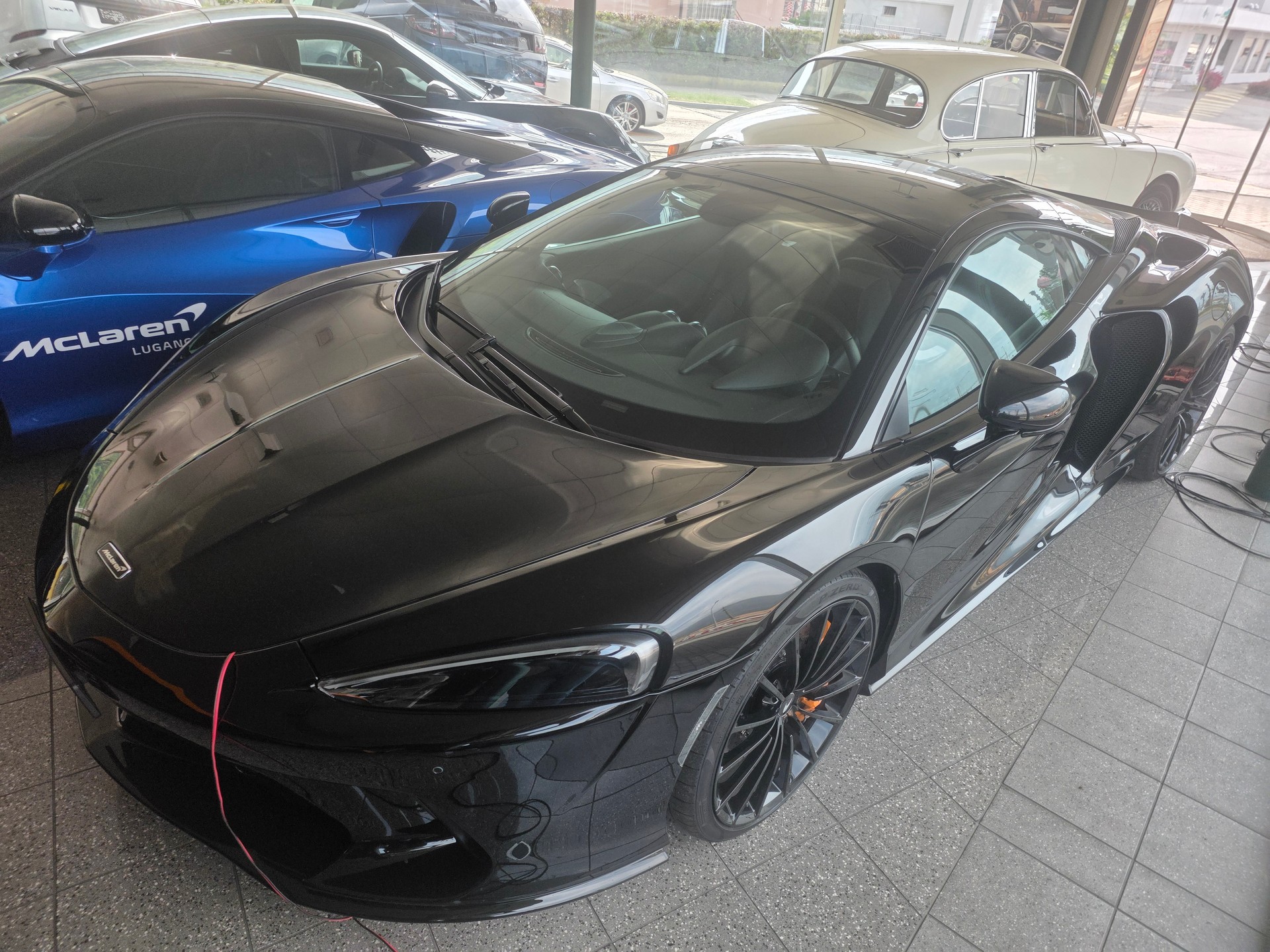 McLAREN GT-image-1