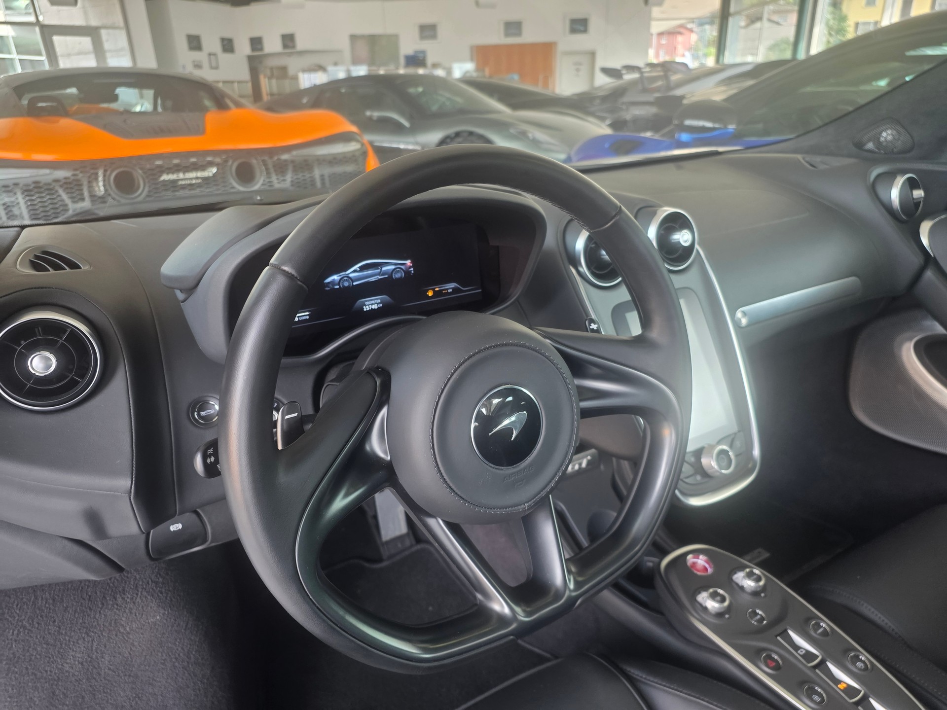 McLAREN GT-image-4