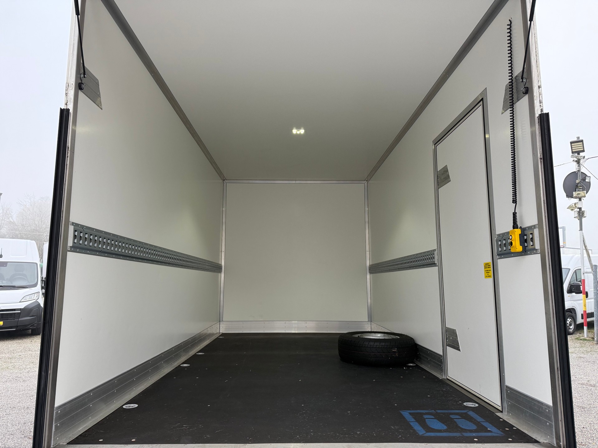 IVECO Daily 35S18 HI-MATCI Koffer mit Hebebühne + Seitentüre-image-9